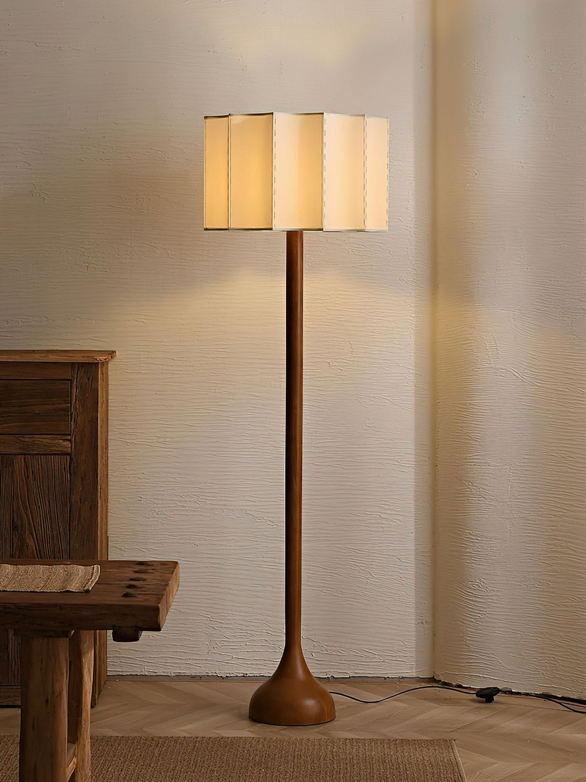 Bexi Minimalistische vloerlamp van walnoothout en beige stof