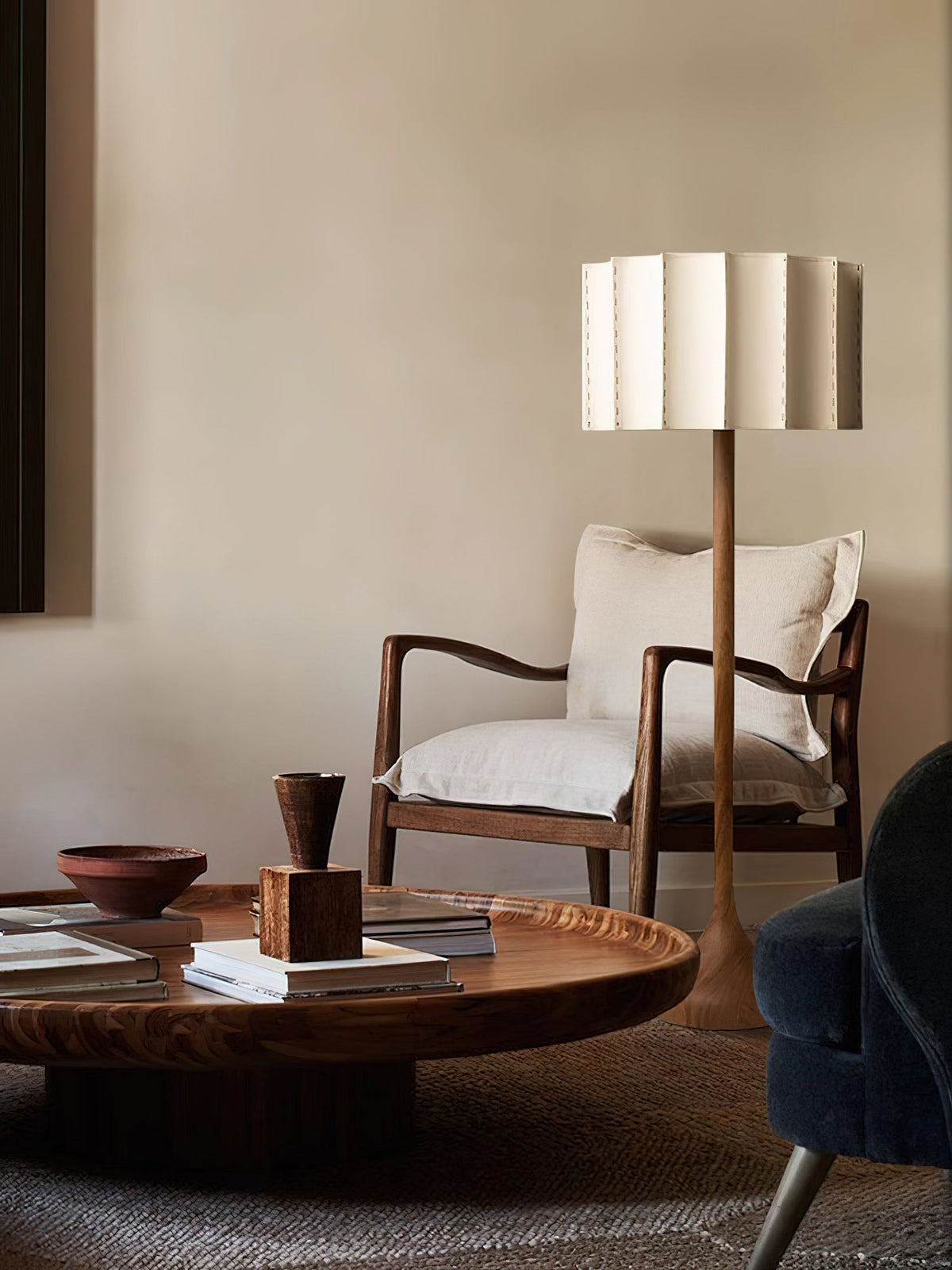 Bexi Minimalistische vloerlamp van walnoothout en beige stof