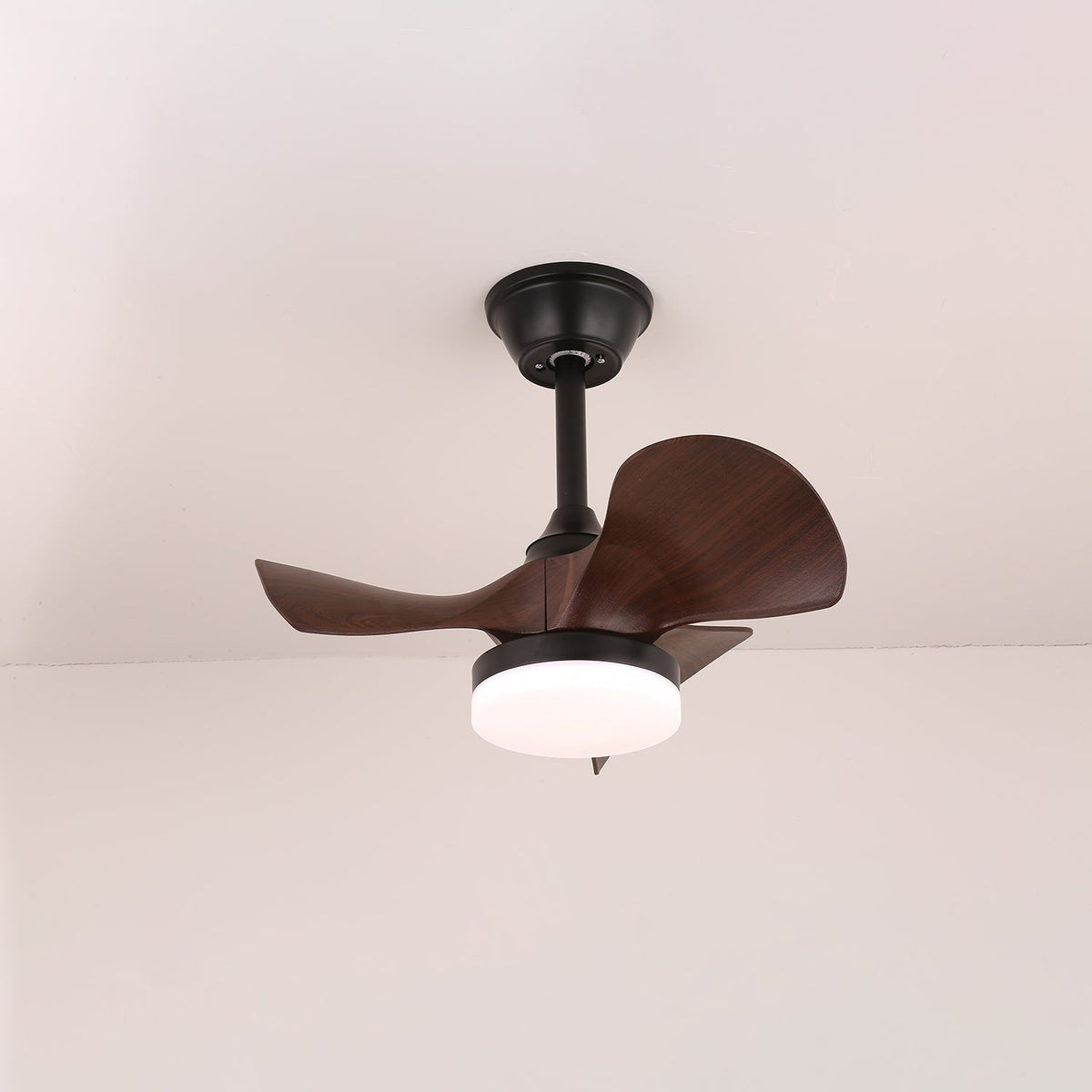 Neriah Moderne plafondventilator met verlichting van walnoot