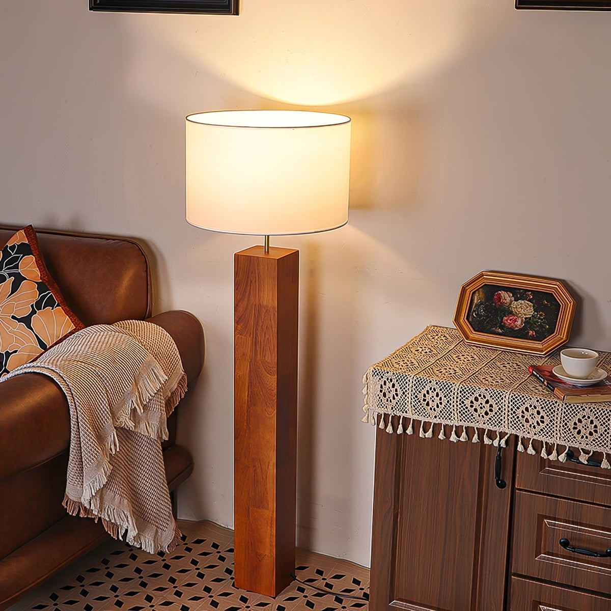 Timberline vloerlamp van hout en stof