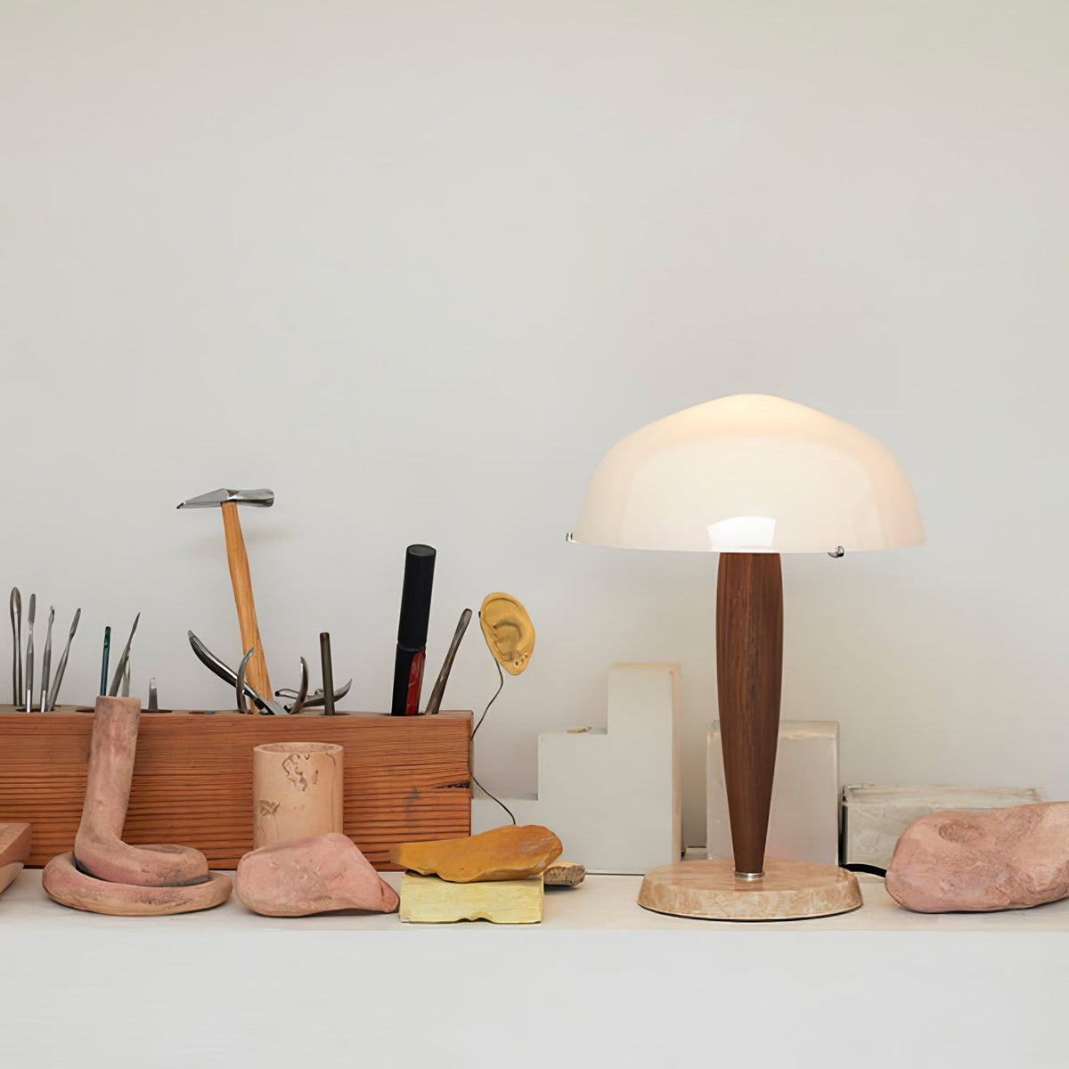Emerson tafellamp van donker walnoot