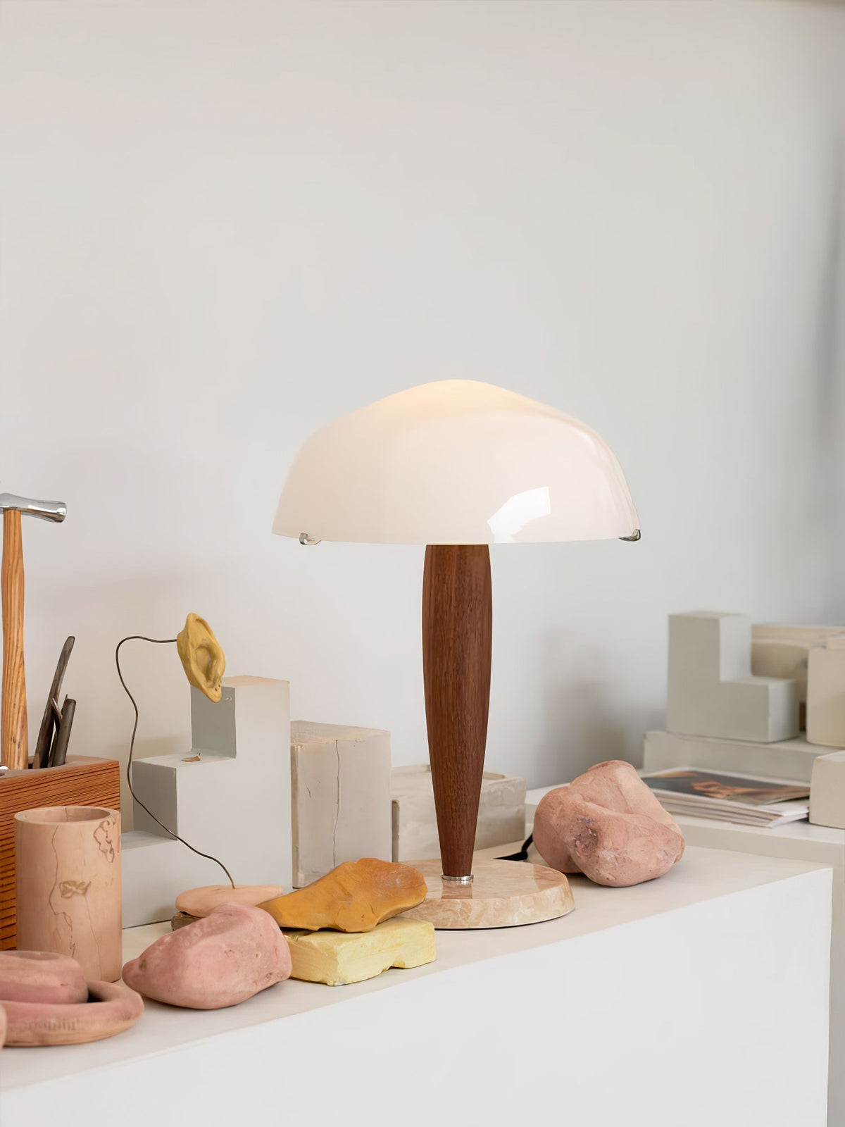 Emerson tafellamp van donker walnoot