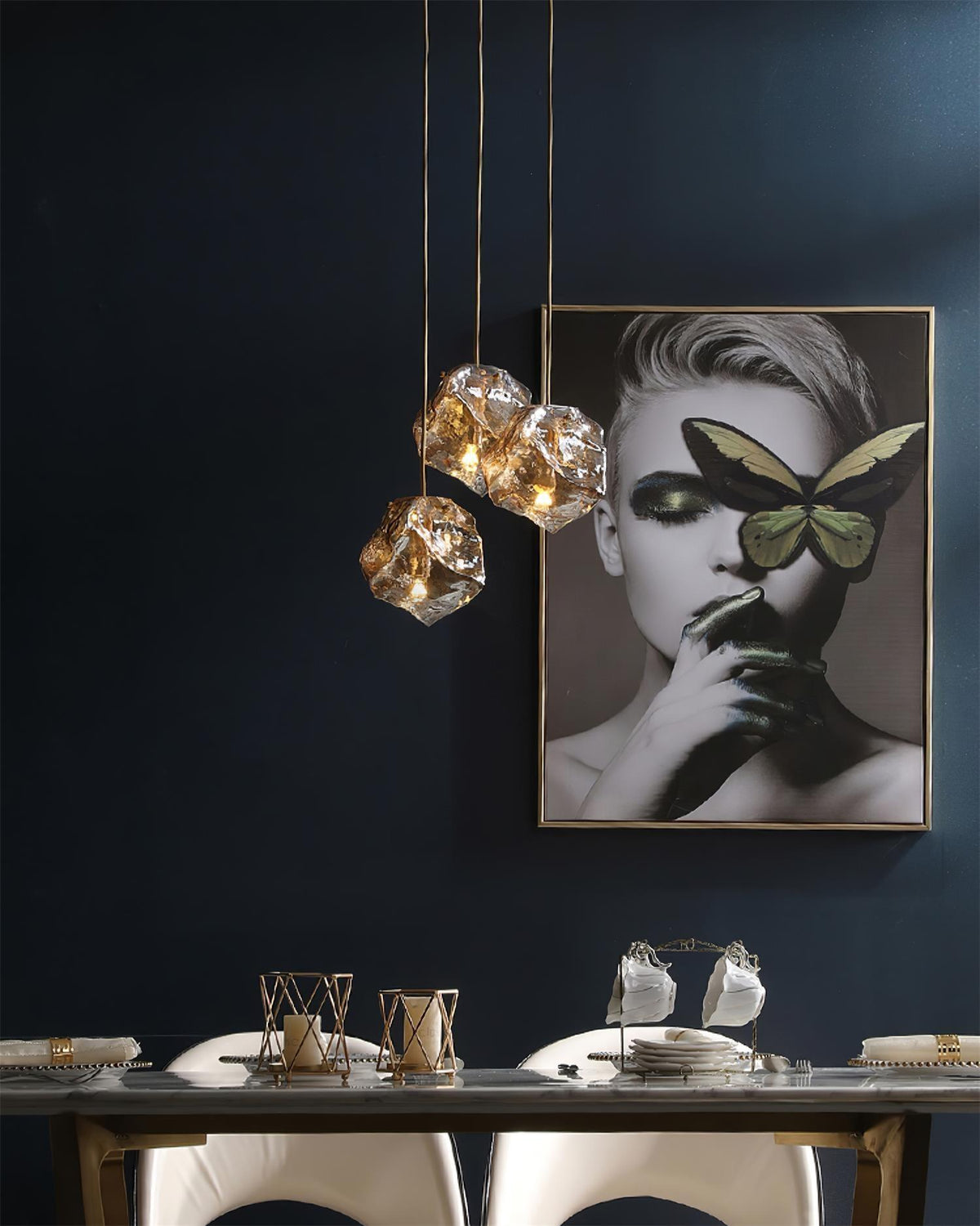 Kixu Luxe hanglamp van messing met amberkleurige kap