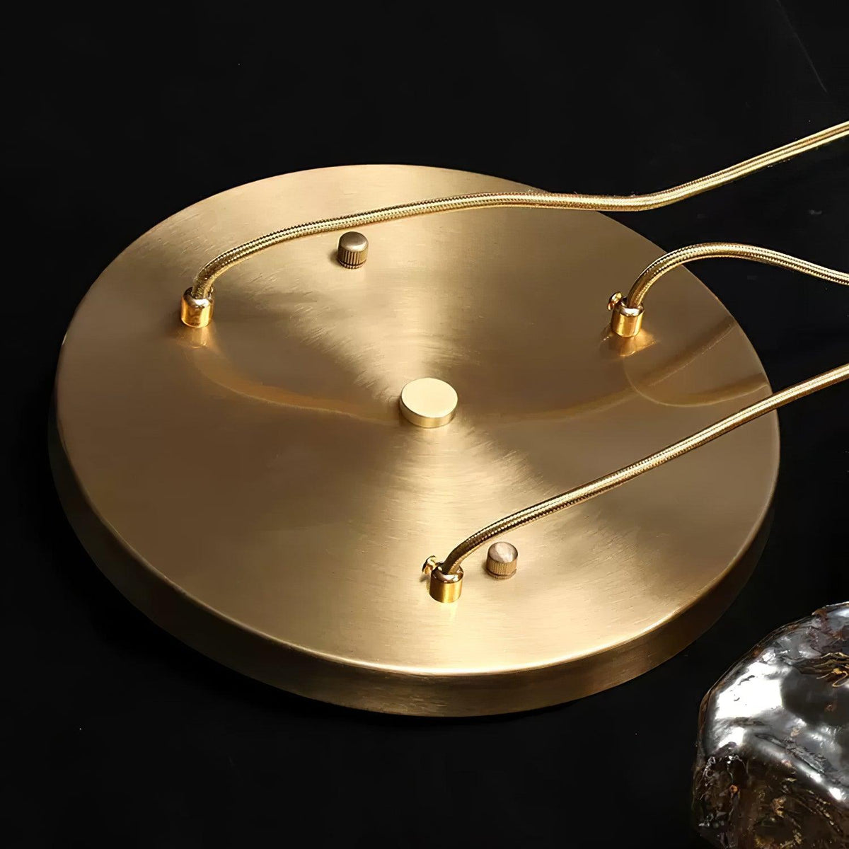 Kixu Luxe hanglamp van messing met amberkleurige kap