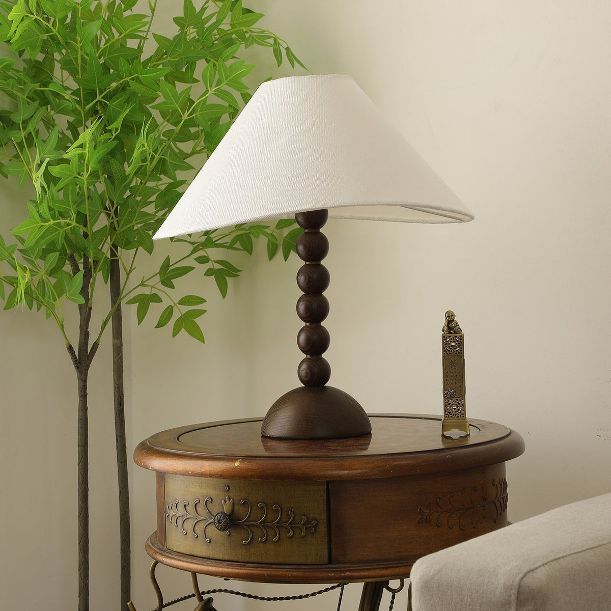 Lennox tafellamp van Hout en Stoffen in Walnootkleur