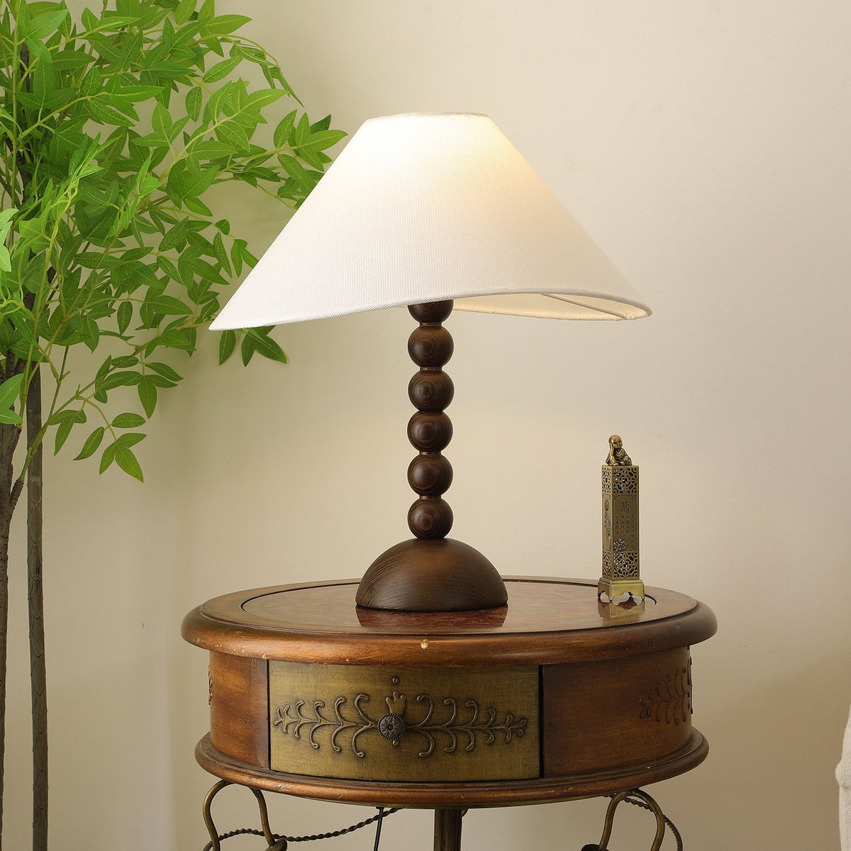 Lennox tafellamp van Hout en Stoffen in Walnootkleur