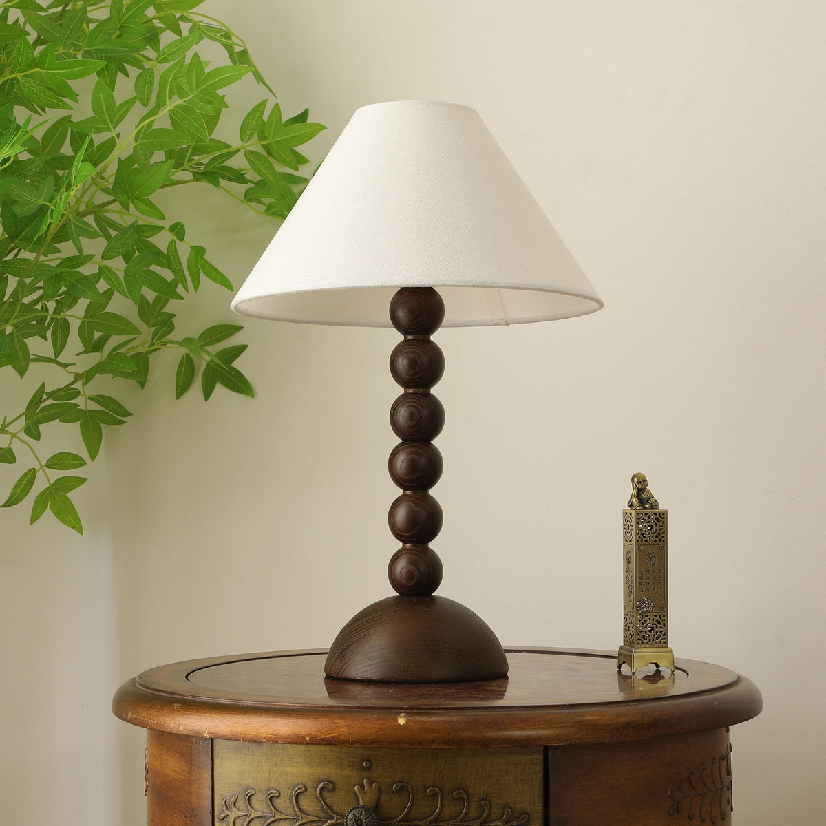 Lennox tafellamp van Hout en Stoffen in Walnootkleur