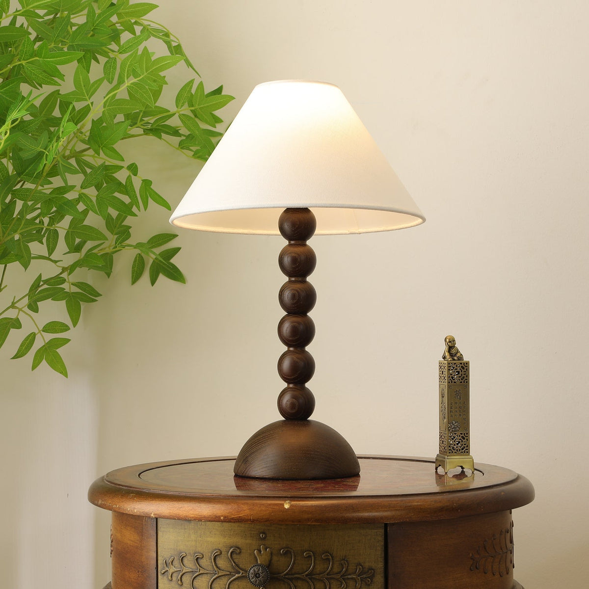 Lennox tafellamp van Hout en Stoffen in Walnootkleur