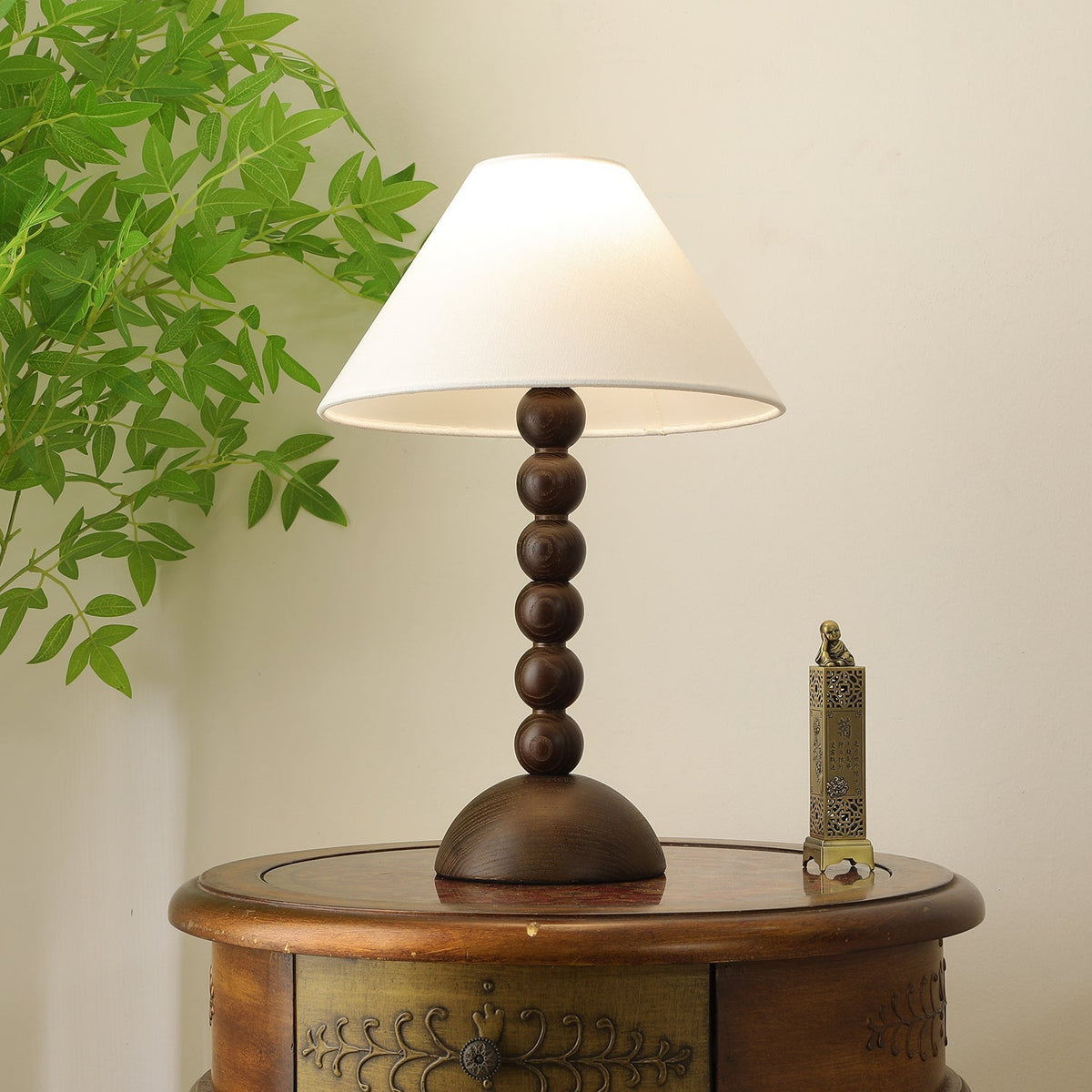 Lennox tafellamp van Hout en Stoffen in Walnootkleur