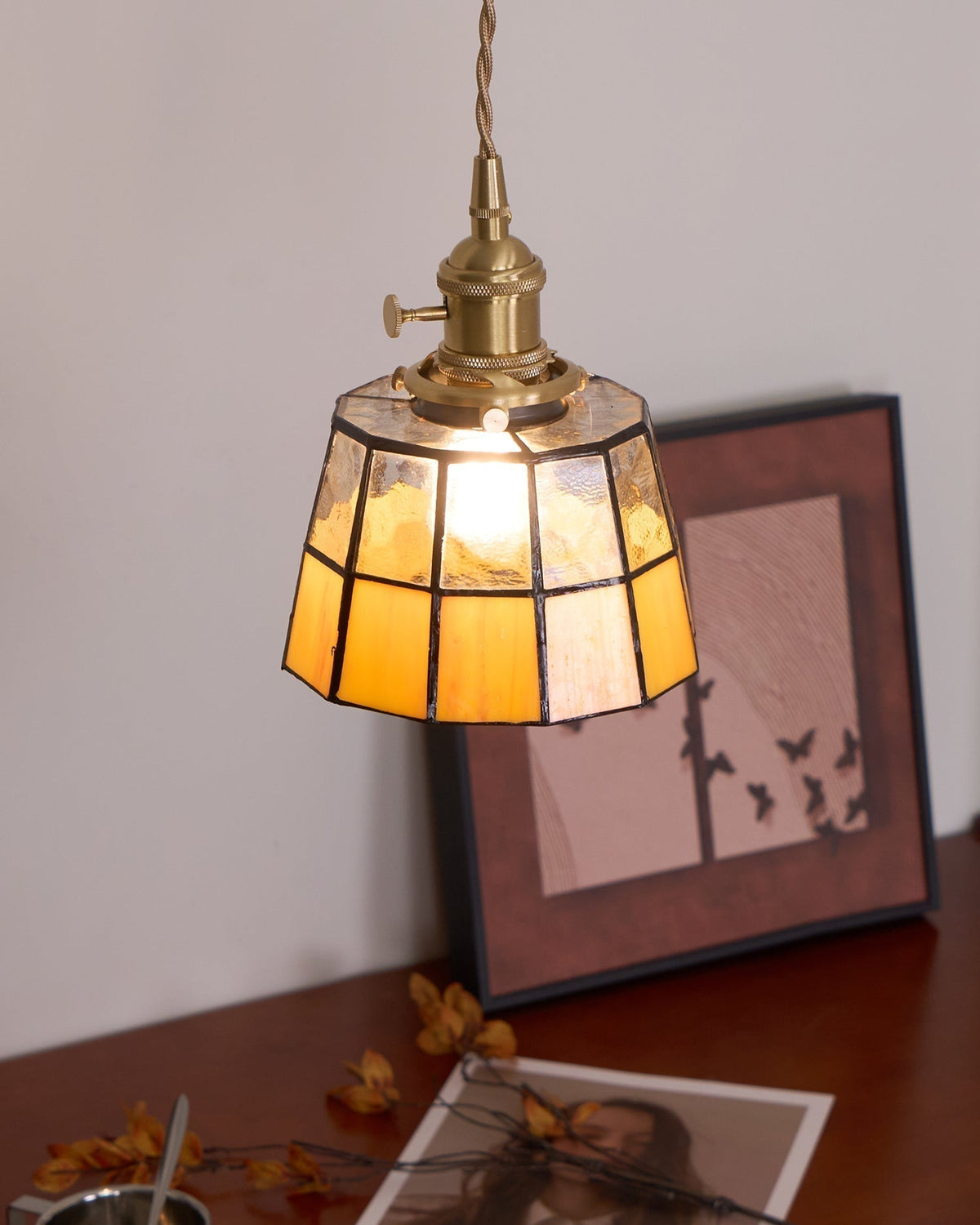 Hanglamp met verkleurd glazen kap in vintage patroon van messing