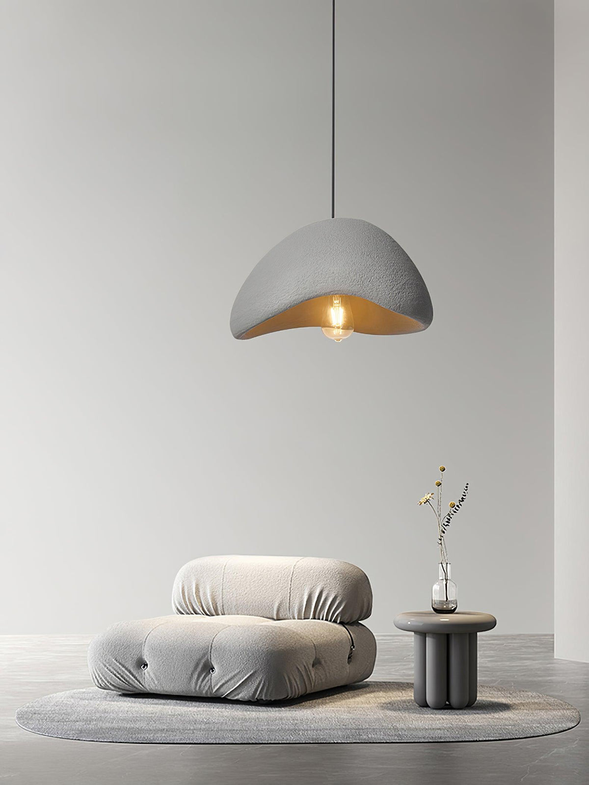Moderne hanglamp met organische gebogen kap, zachte textuur en artistiek ontwerp