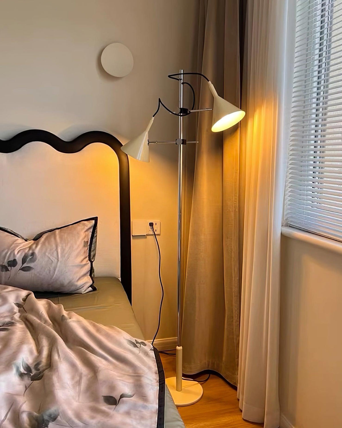 Elys moderne vloerlamp in chroom en beige