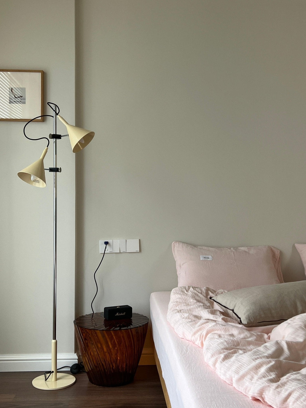 Elys moderne vloerlamp in chroom en beige