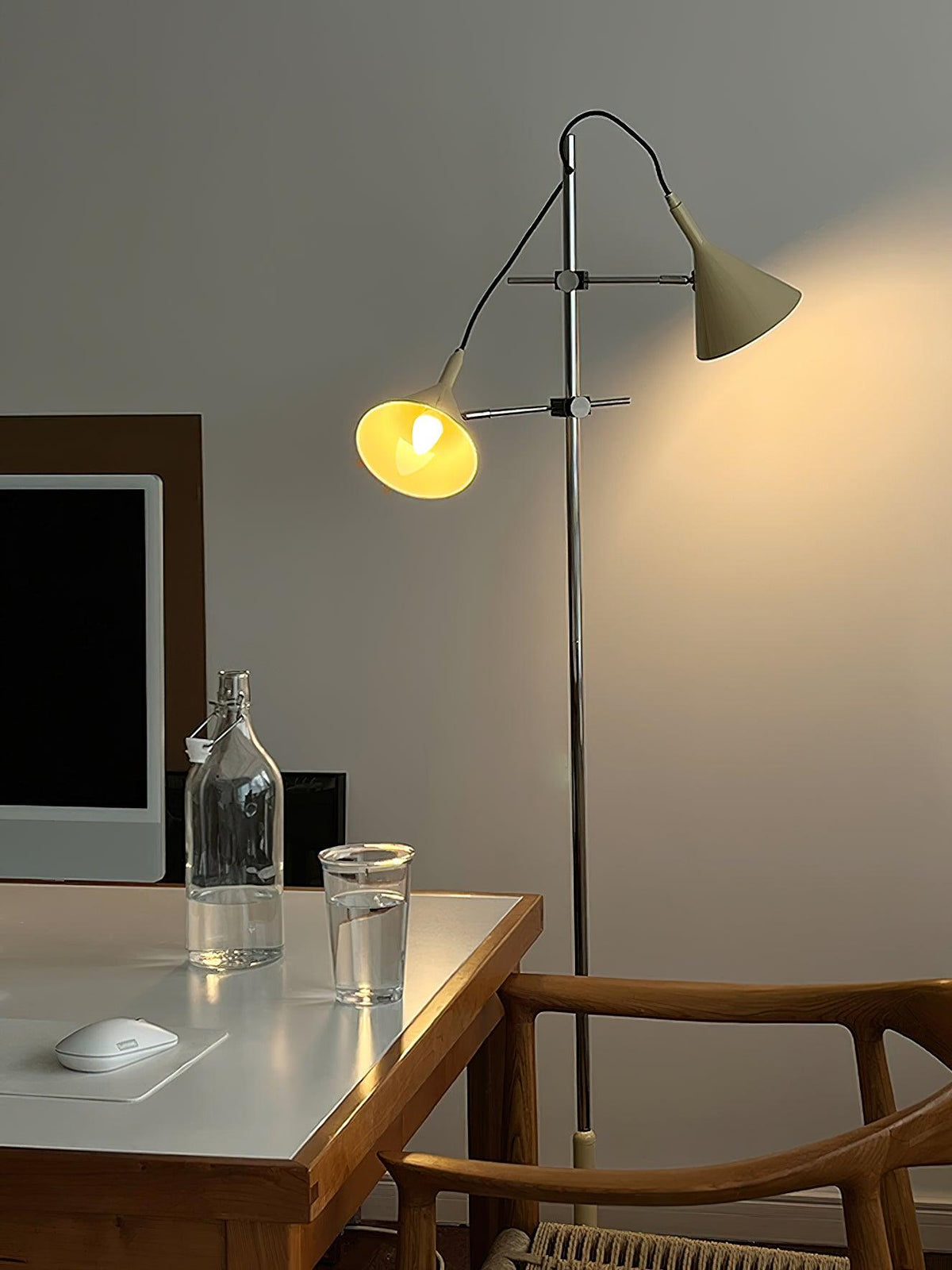 Elys moderne vloerlamp in chroom en beige
