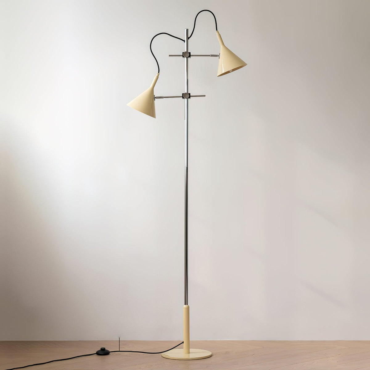 Elys moderne vloerlamp in chroom en beige