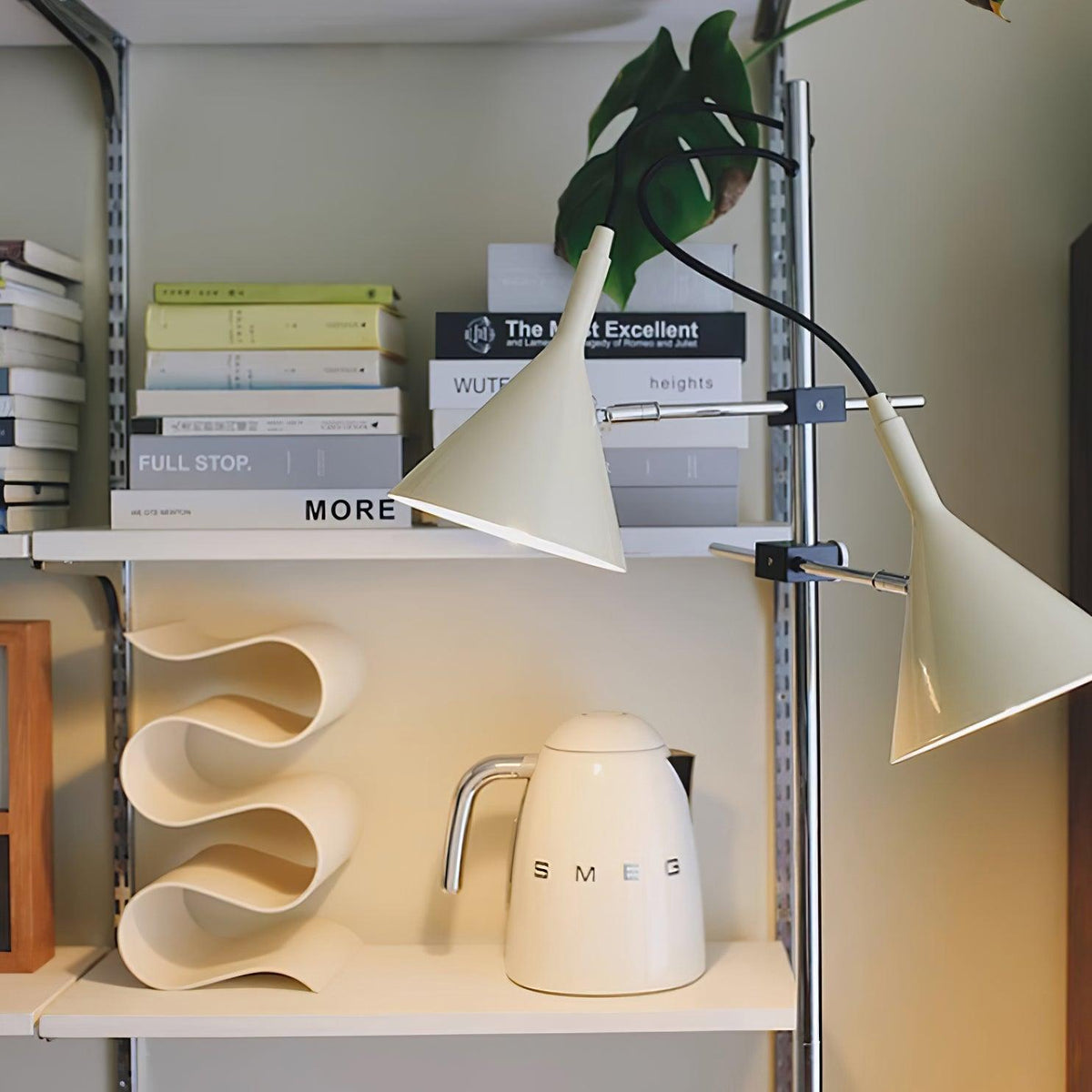 Elys moderne vloerlamp in chroom en beige