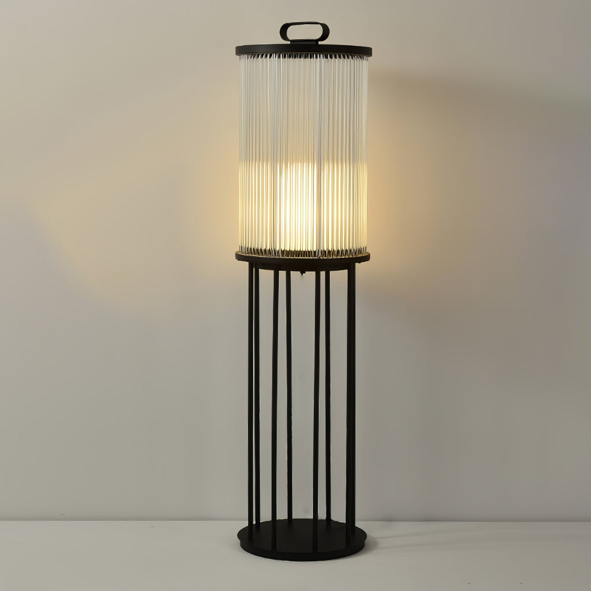 Niri vloerlamp van staal en acryl met minimalistisch ontwerp