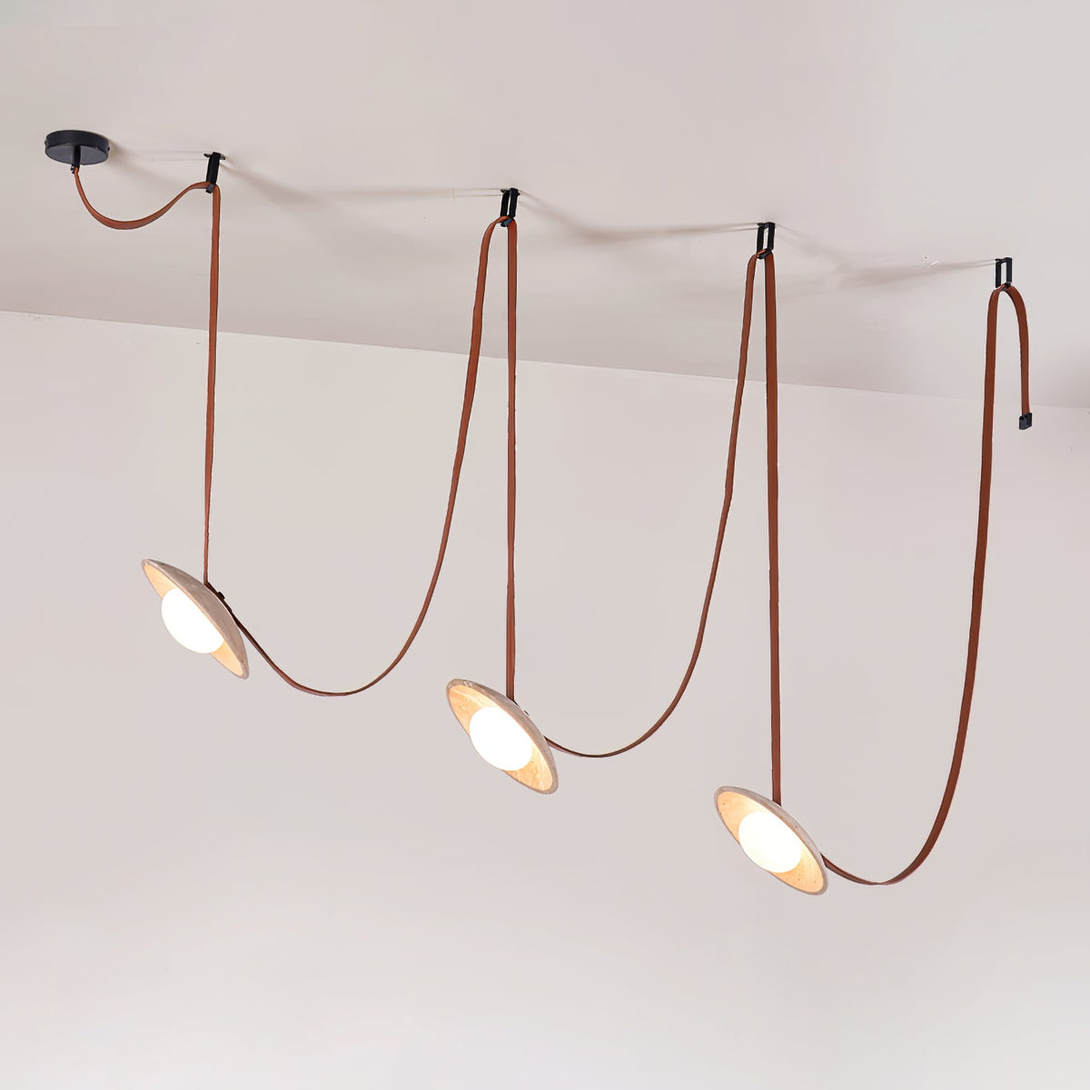 Ulsoryra hanglamp cluster van geel travertin en rood leer
