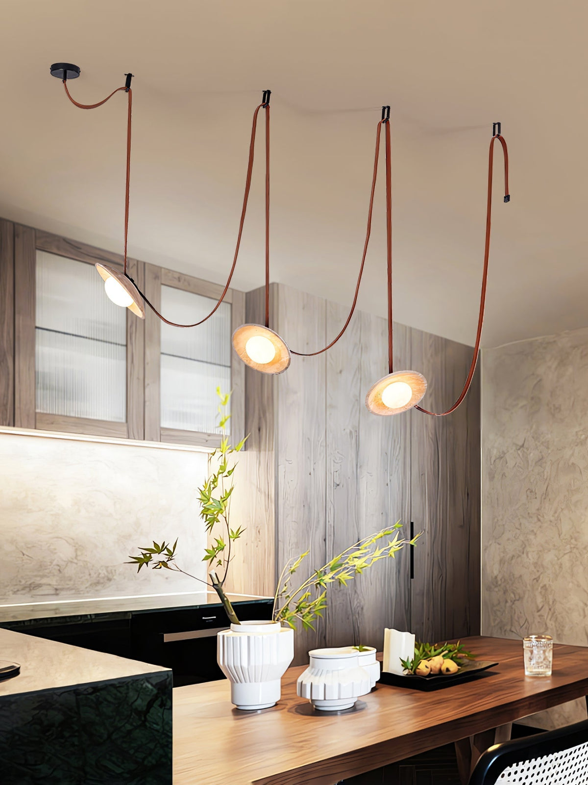 Ulsoryra hanglamp cluster van geel travertin en rood leer
