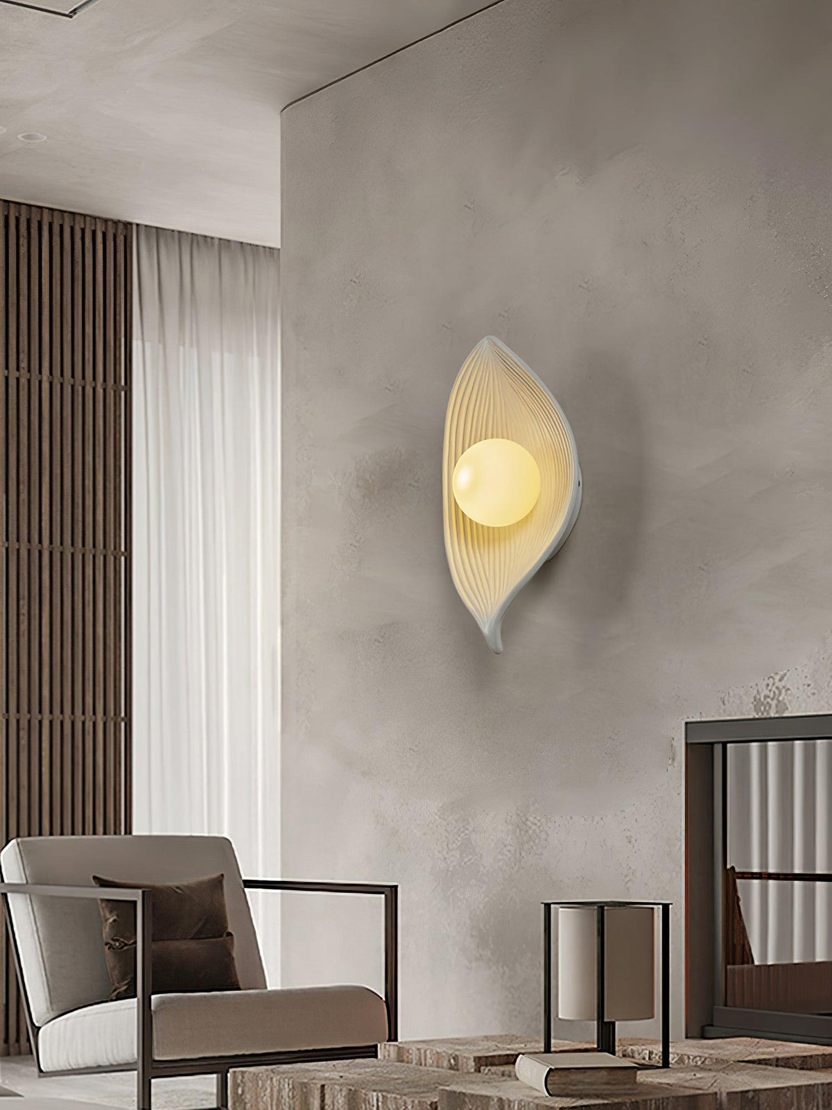 Lirixa wandlamp met bladmotief in hars en metaal