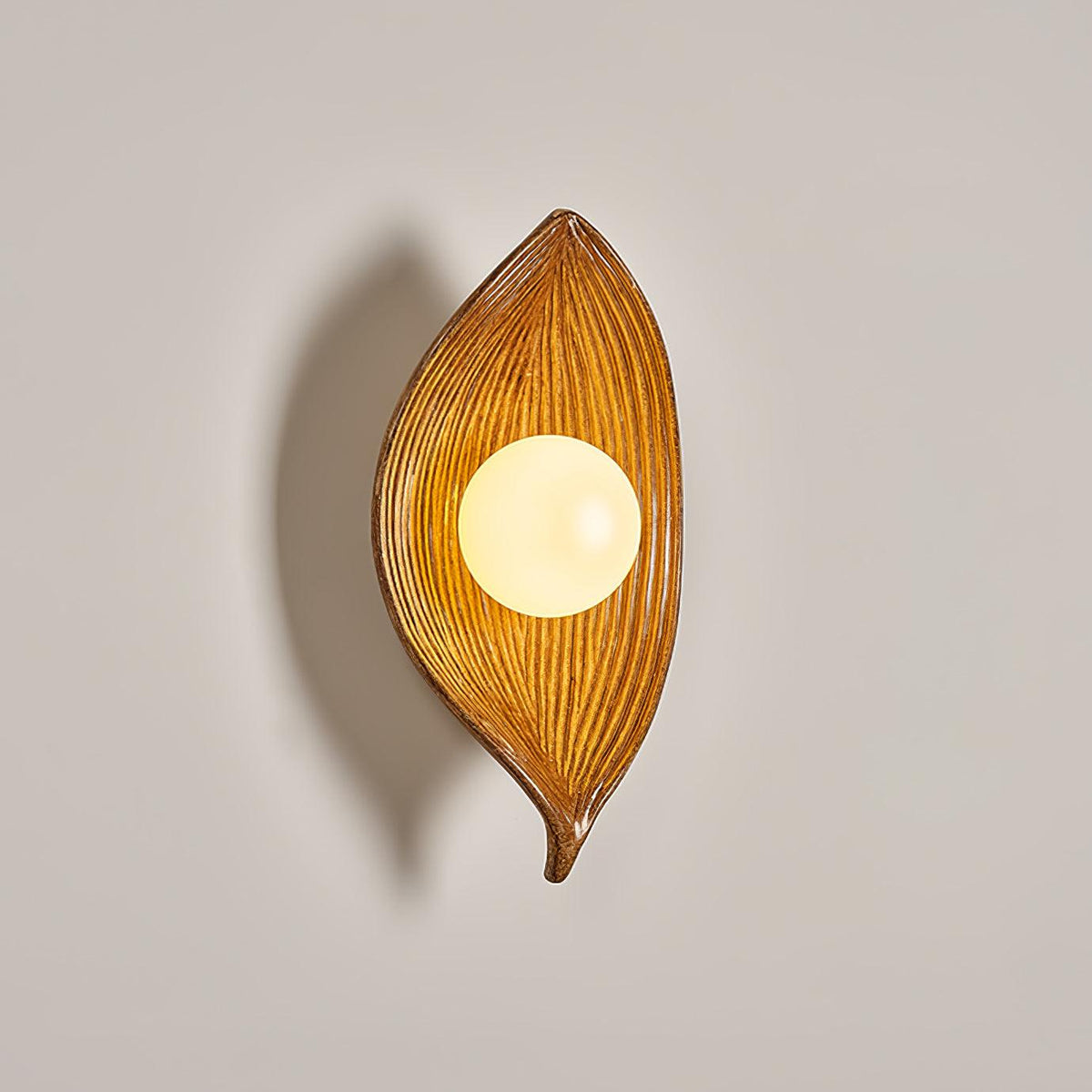 Lirixa wandlamp met bladmotief in hars en metaal