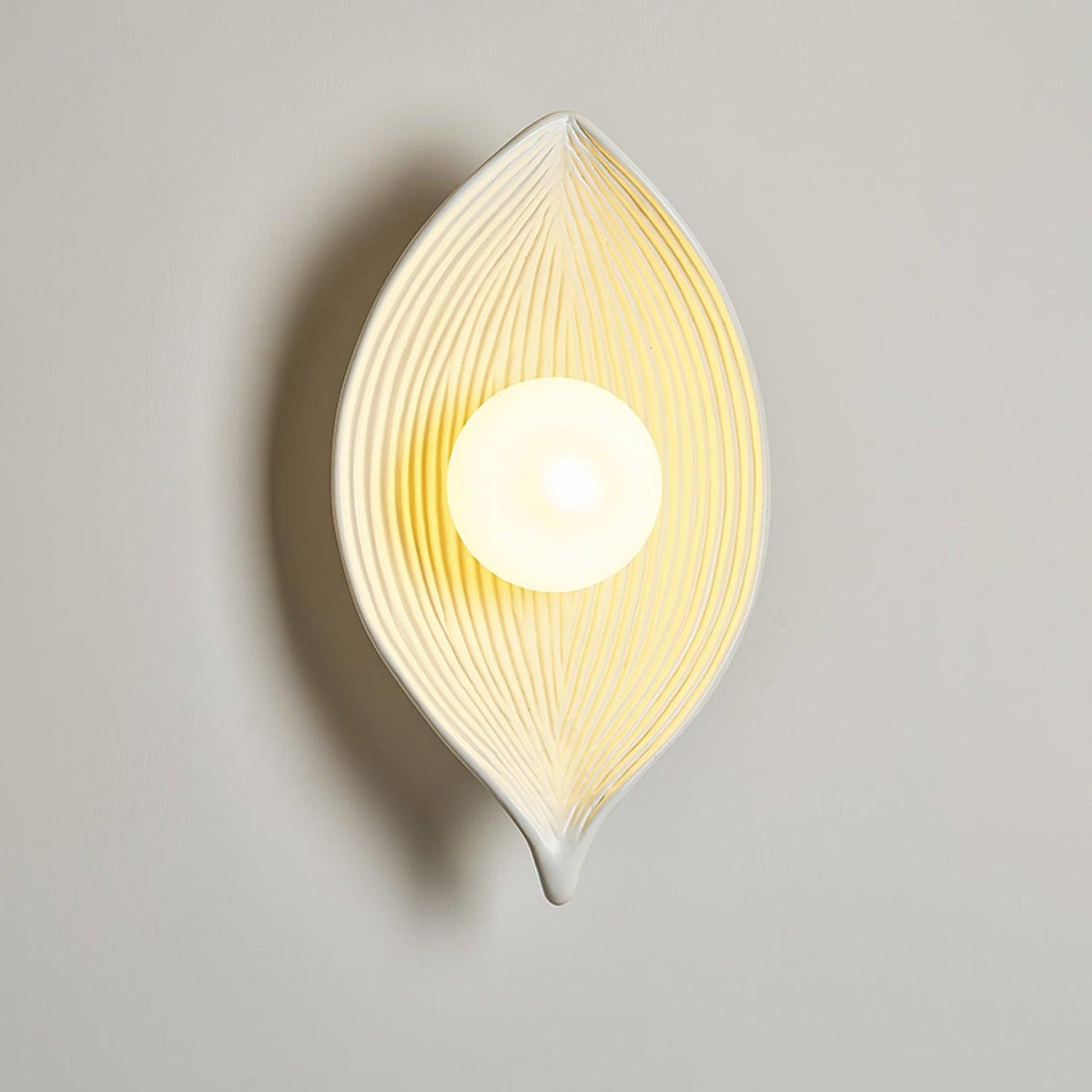Lirixa wandlamp met bladmotief in hars en metaal