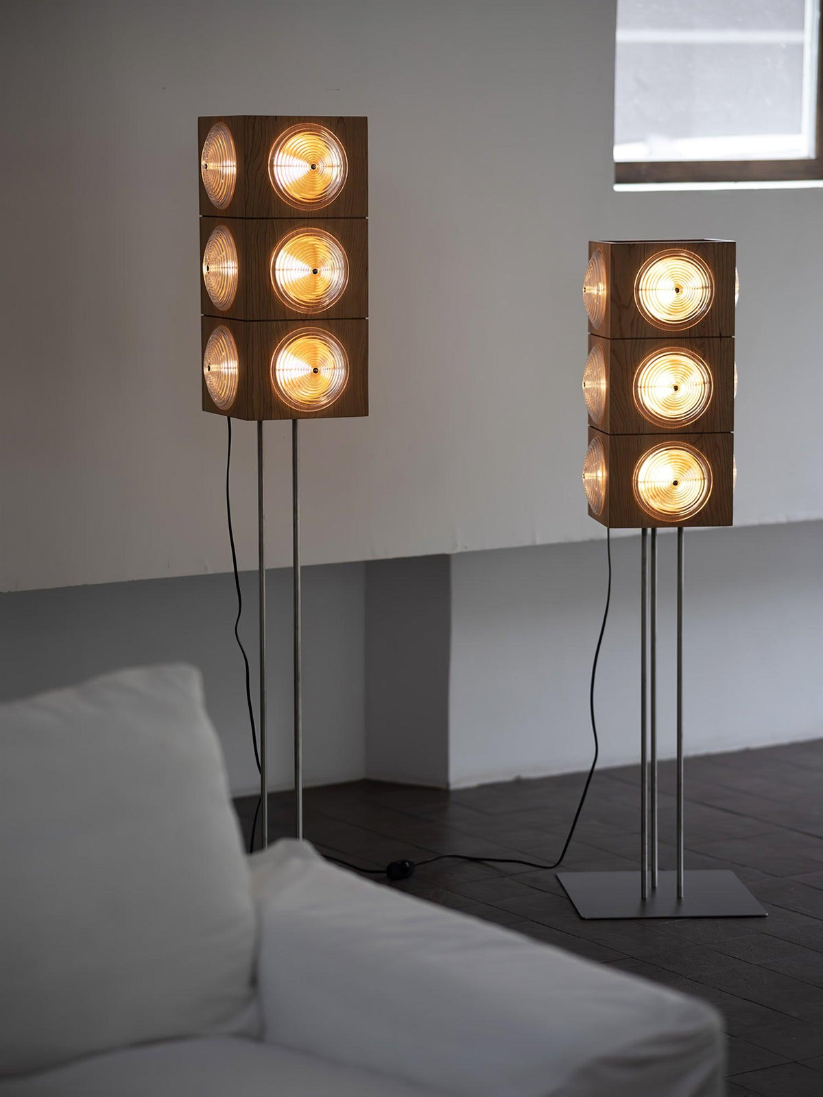 Avraearae modulaire vloerlamp van kersenhout