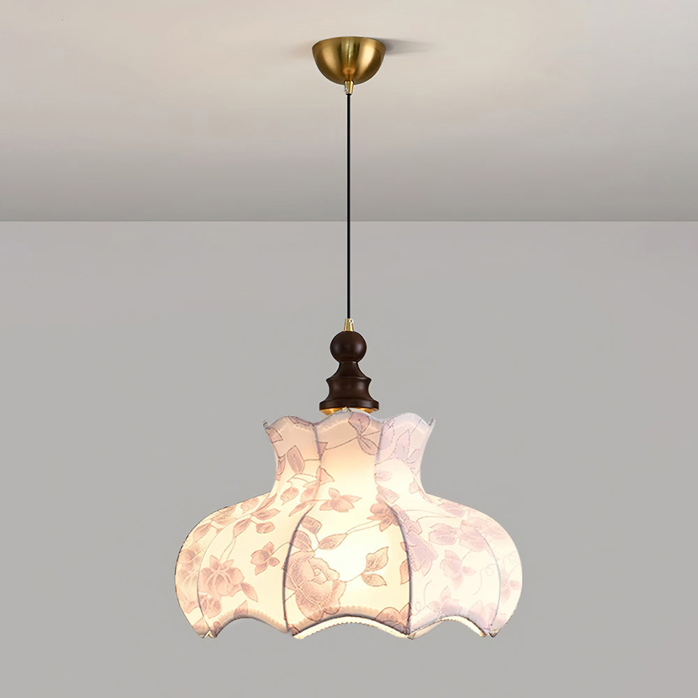 Vintage hanglamp met metaal en houten frame, elegante bloemenstof
