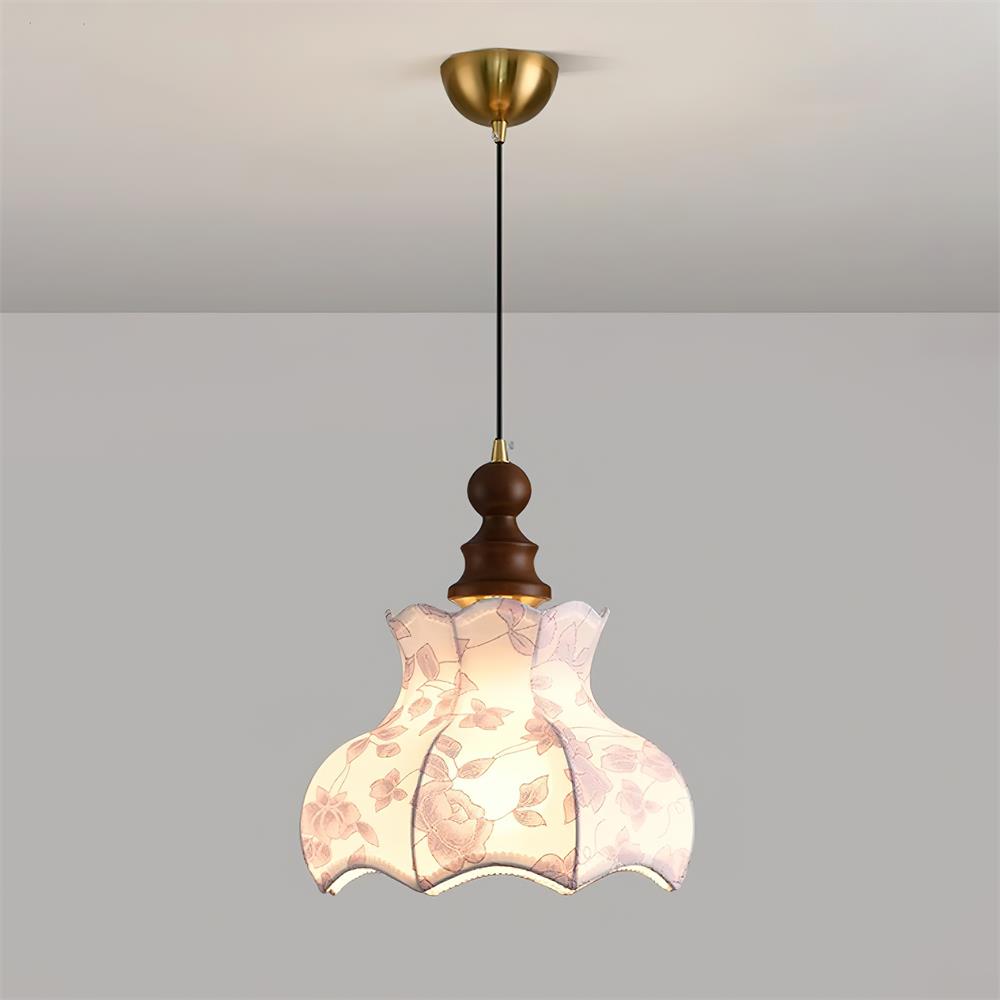 Vintage hanglamp met metaal en houten frame, elegante bloemenstof