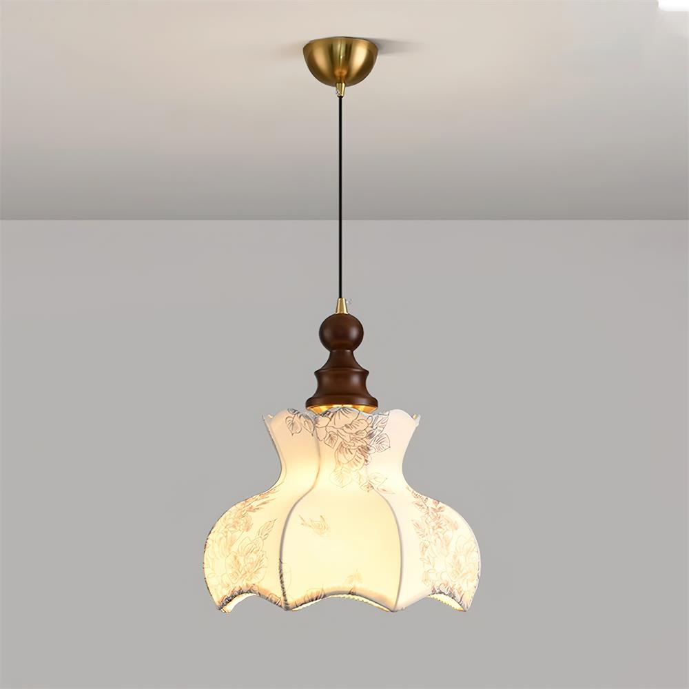 Vintage hanglamp met metaal en houten frame, elegante bloemenstof