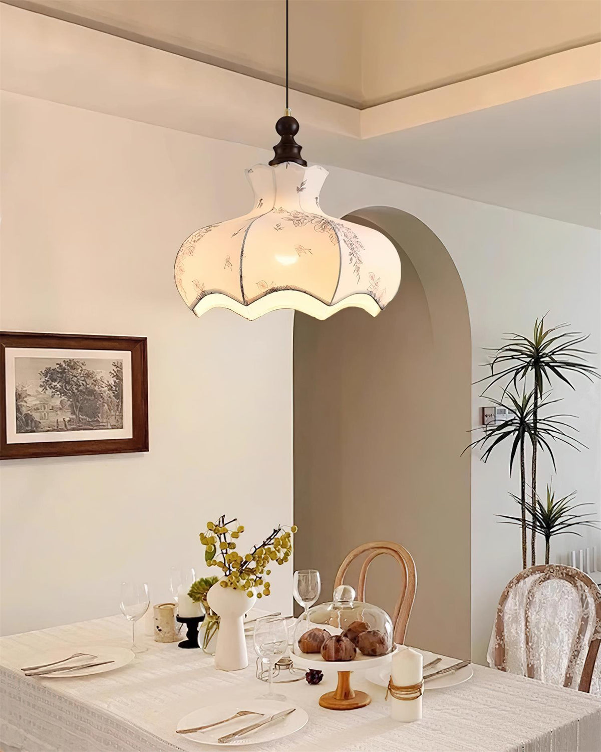 Vintage hanglamp met metaal en houten frame, elegante bloemenstof