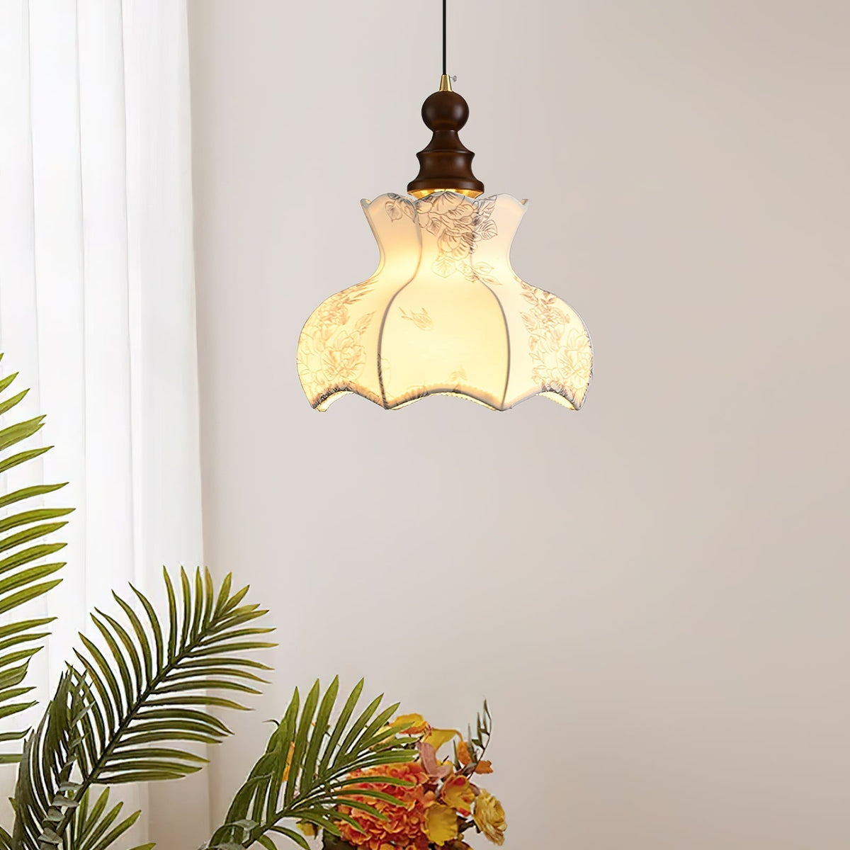 Vintage hanglamp met metaal en houten frame, elegante bloemenstof