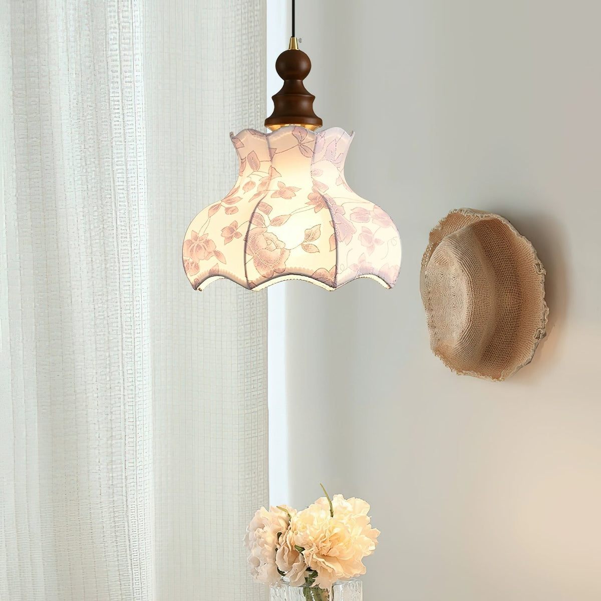 Vintage hanglamp met metaal en houten frame, elegante bloemenstof