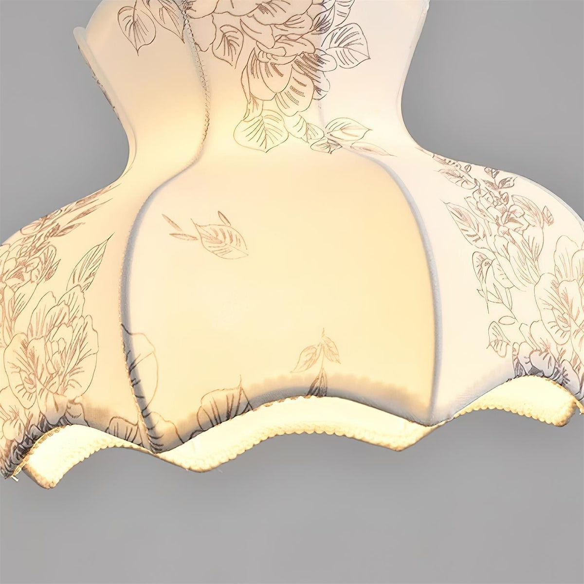 Vintage hanglamp met metaal en houten frame, elegante bloemenstof