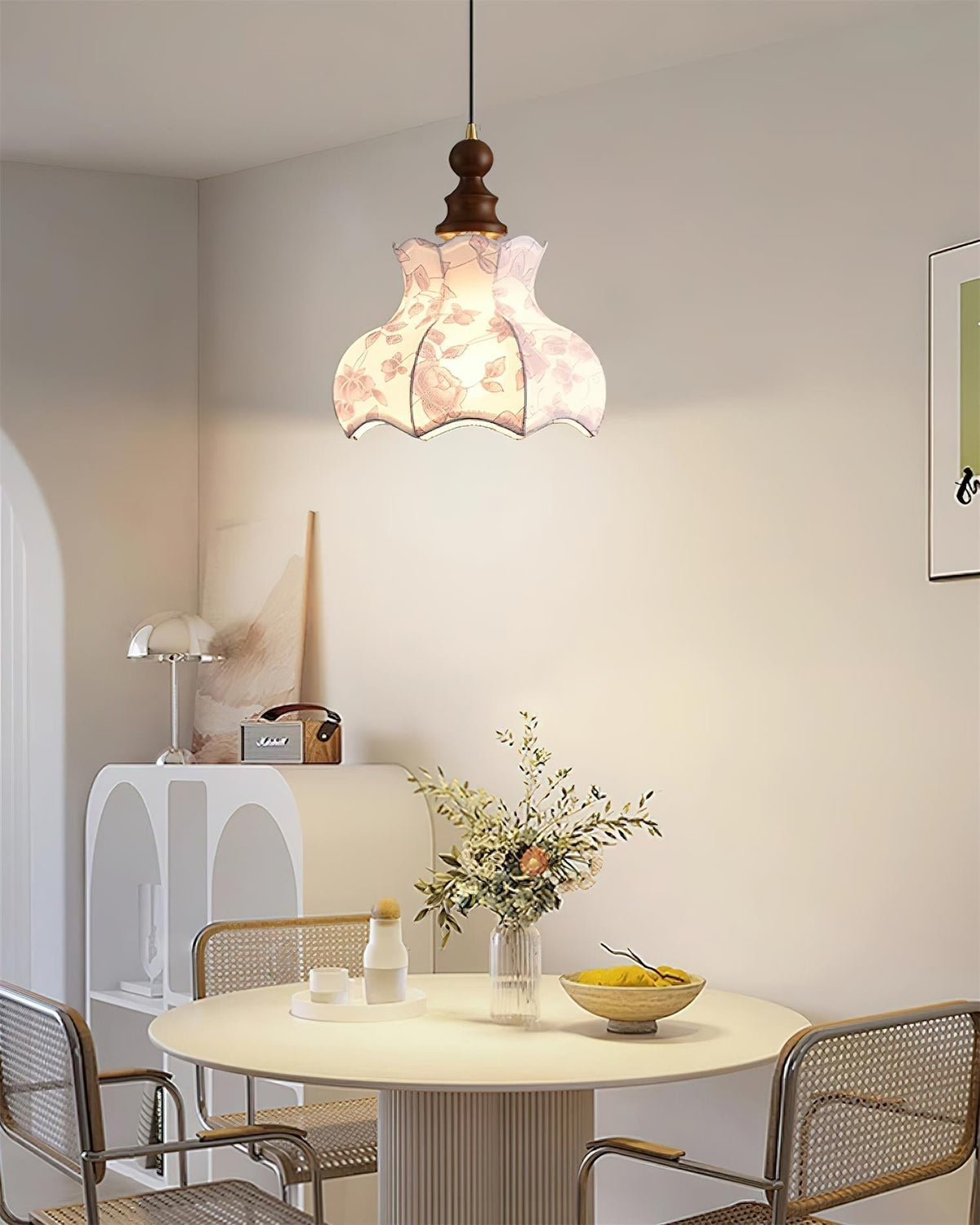 Vintage hanglamp met metaal en houten frame, elegante bloemenstof
