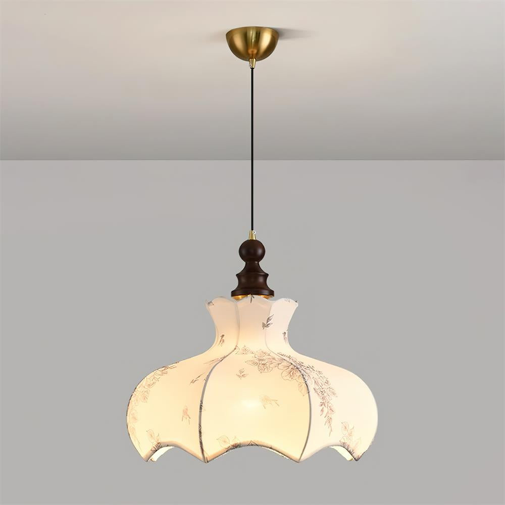 Vintage hanglamp met metaal en houten frame, elegante bloemenstof
