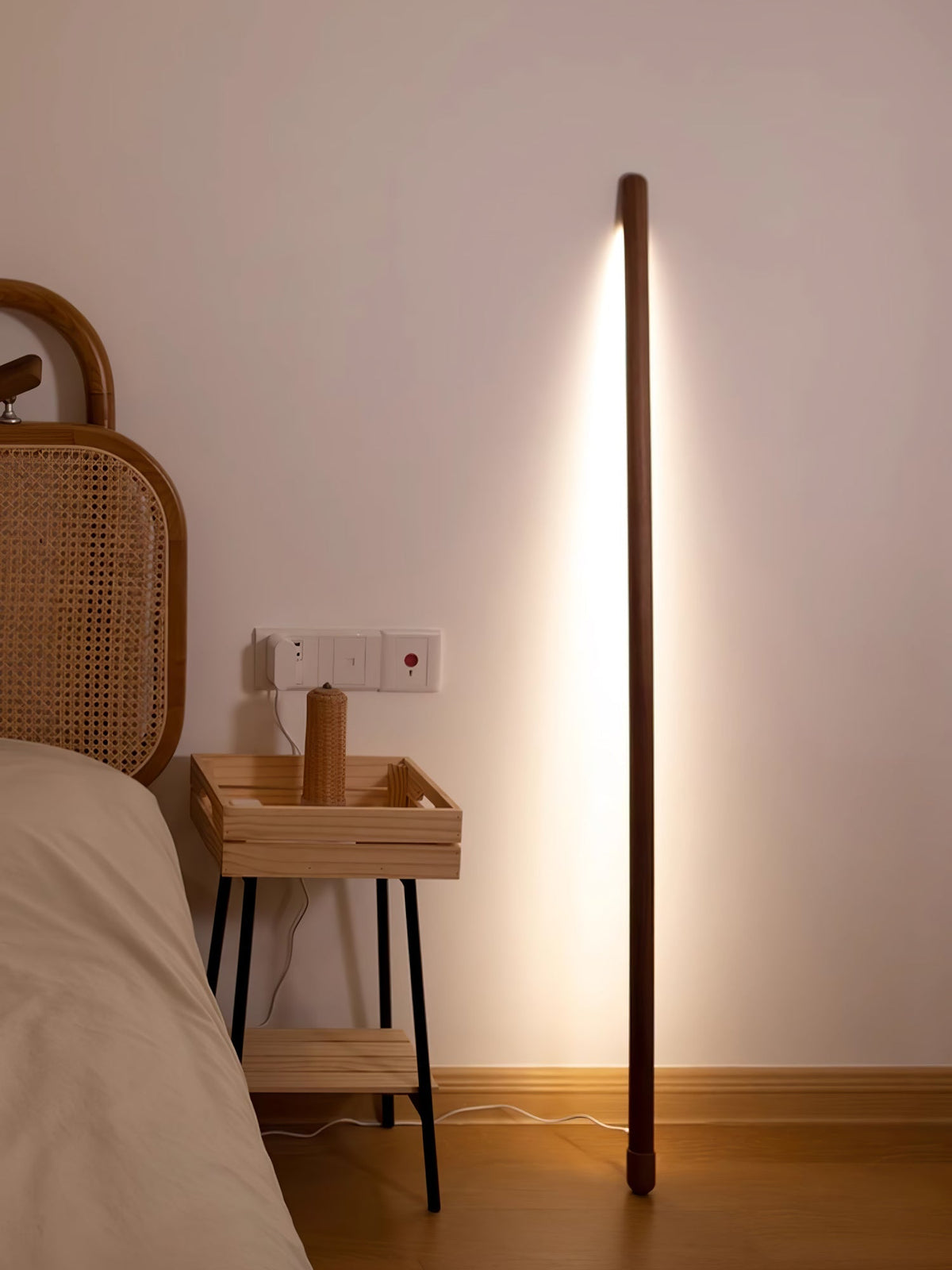 Echo Lineaire moderne vloerlamp van walnoothout