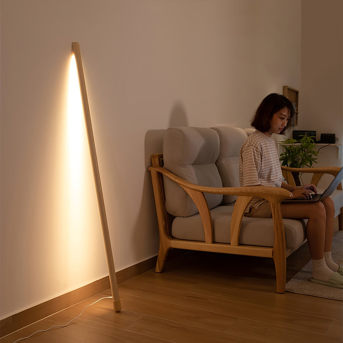 Echo Lineaire moderne vloerlamp van walnoothout