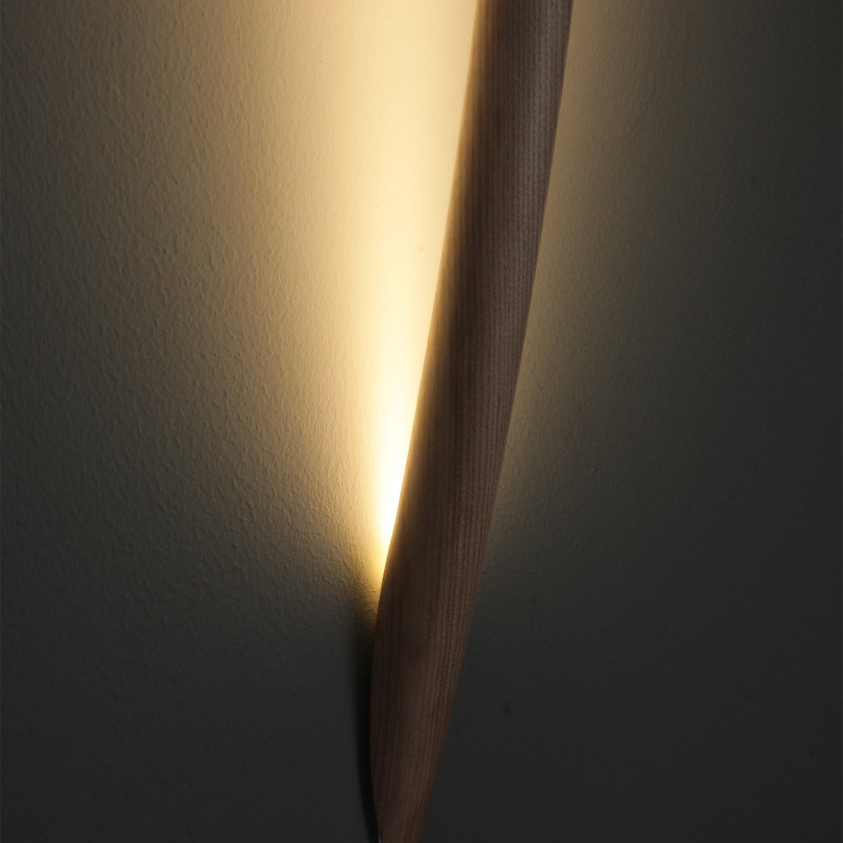 Evvinos Moderne minimalistische lineaire wandlamp van walnoot