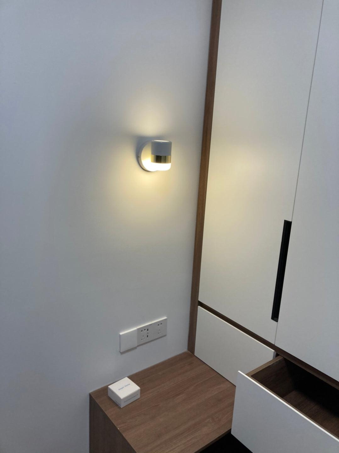 Liorinora wandlamp zwart met matglas en verstelbare kop