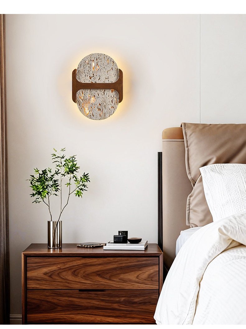 Seriaya wandlamp met geel travertin en walnoot