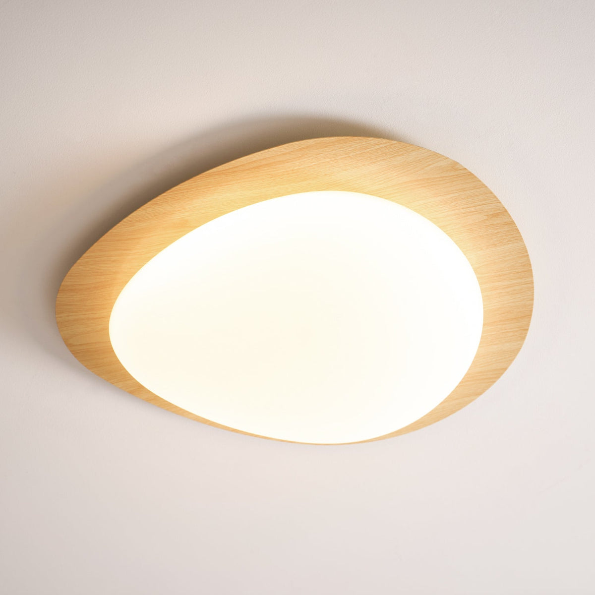 Sylenia plafondlamp kiezelvormige walnoot acryl LED