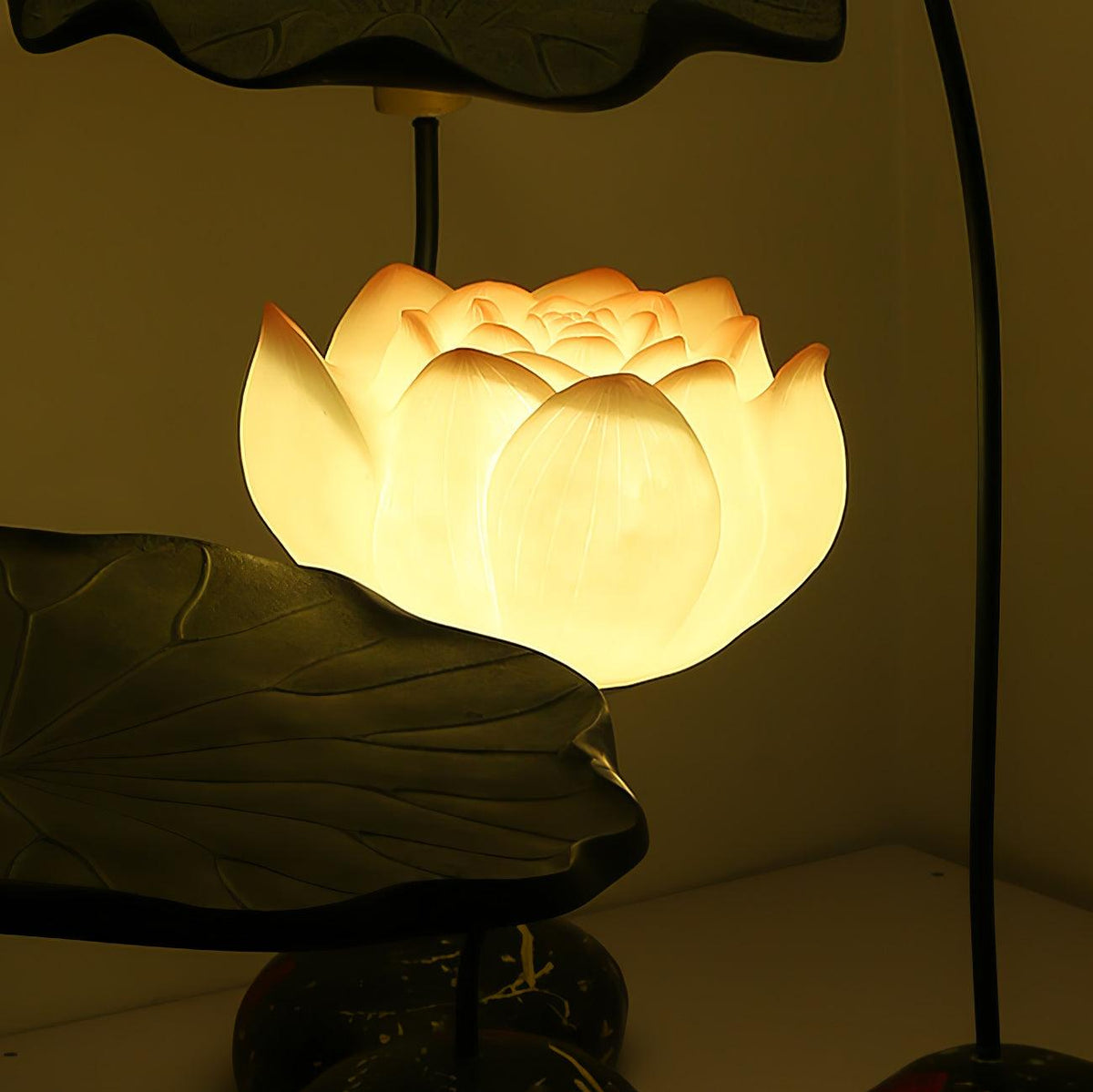 Arixen elegante vloerlamp met lotusbloemmotief