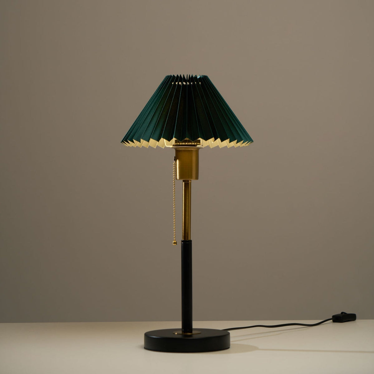 Mevzo Minimalistische tafellamp van keramiek