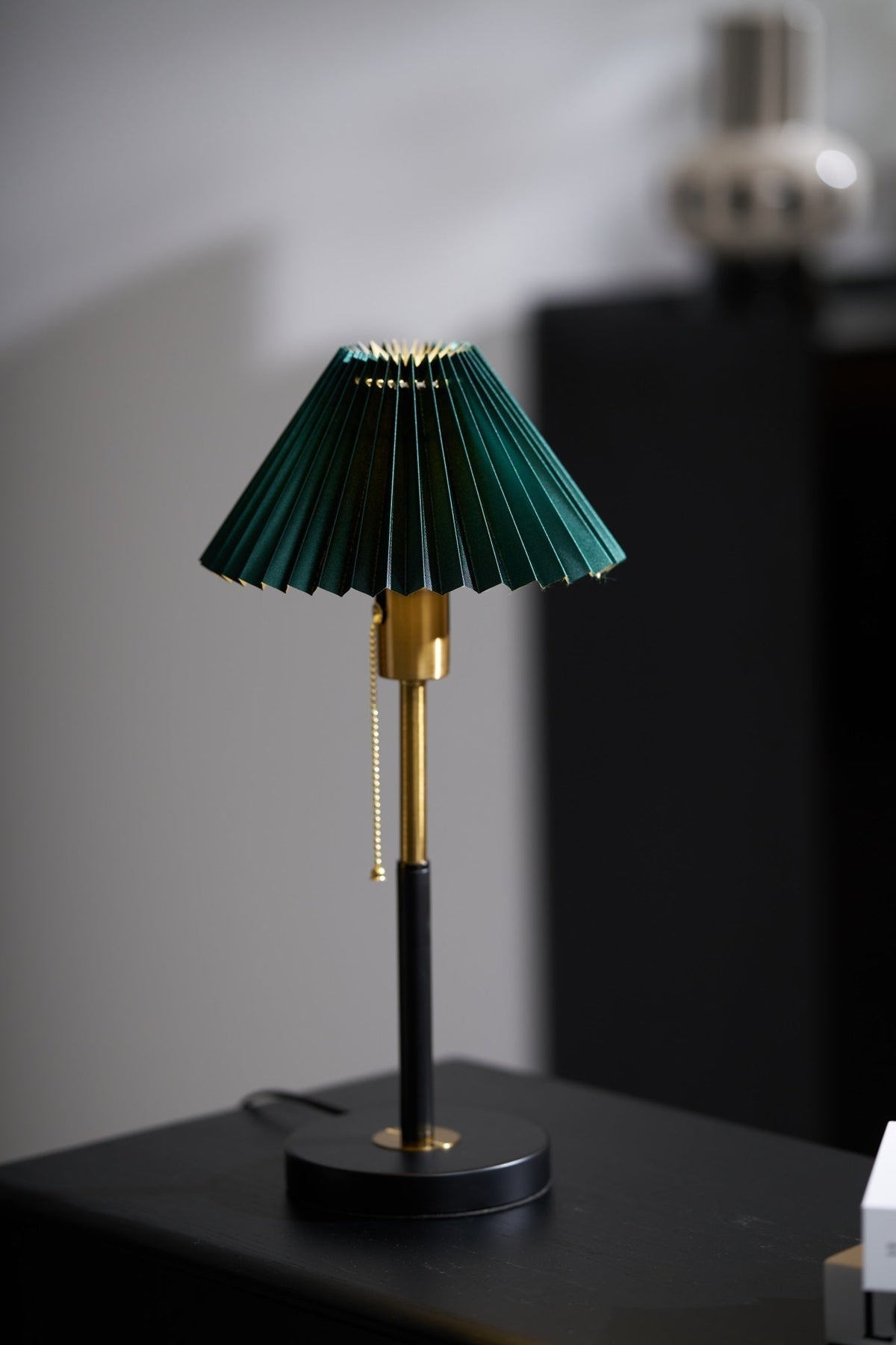 Mevzo Minimalistische tafellamp van keramiek