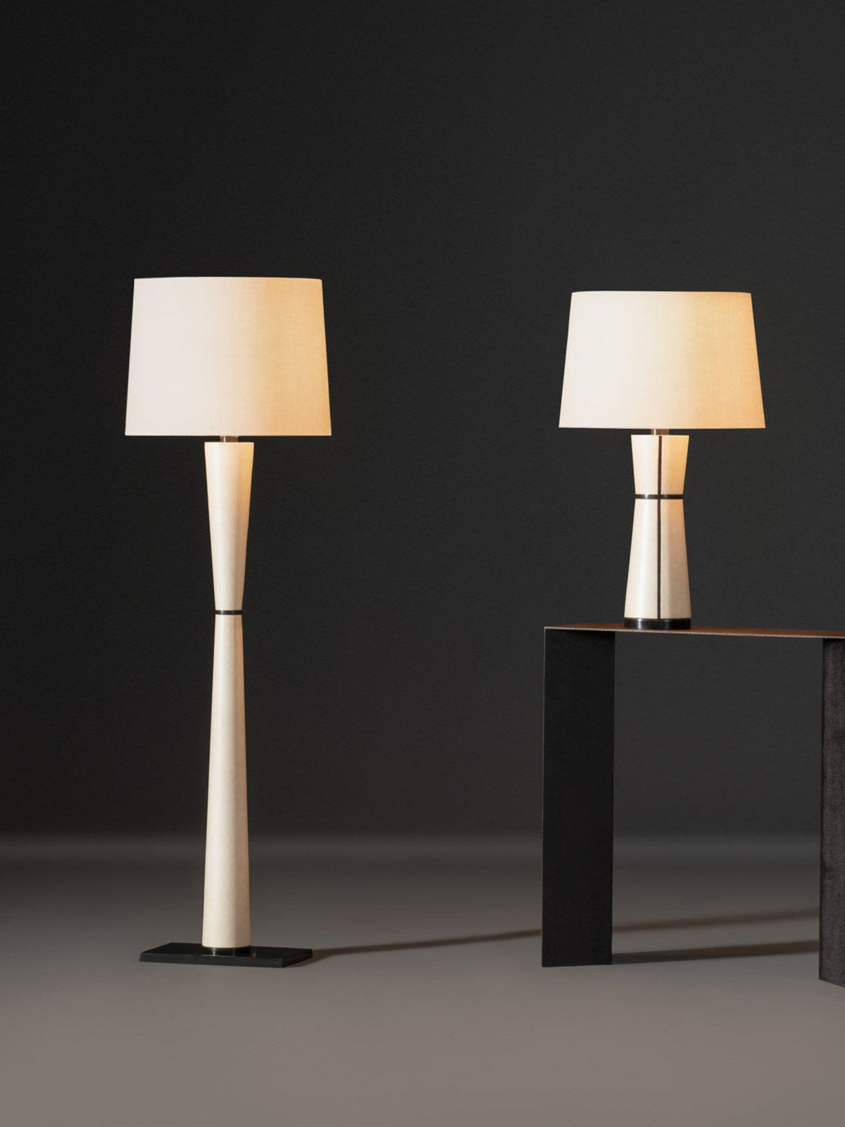 Renenelia vloerlamp van leer