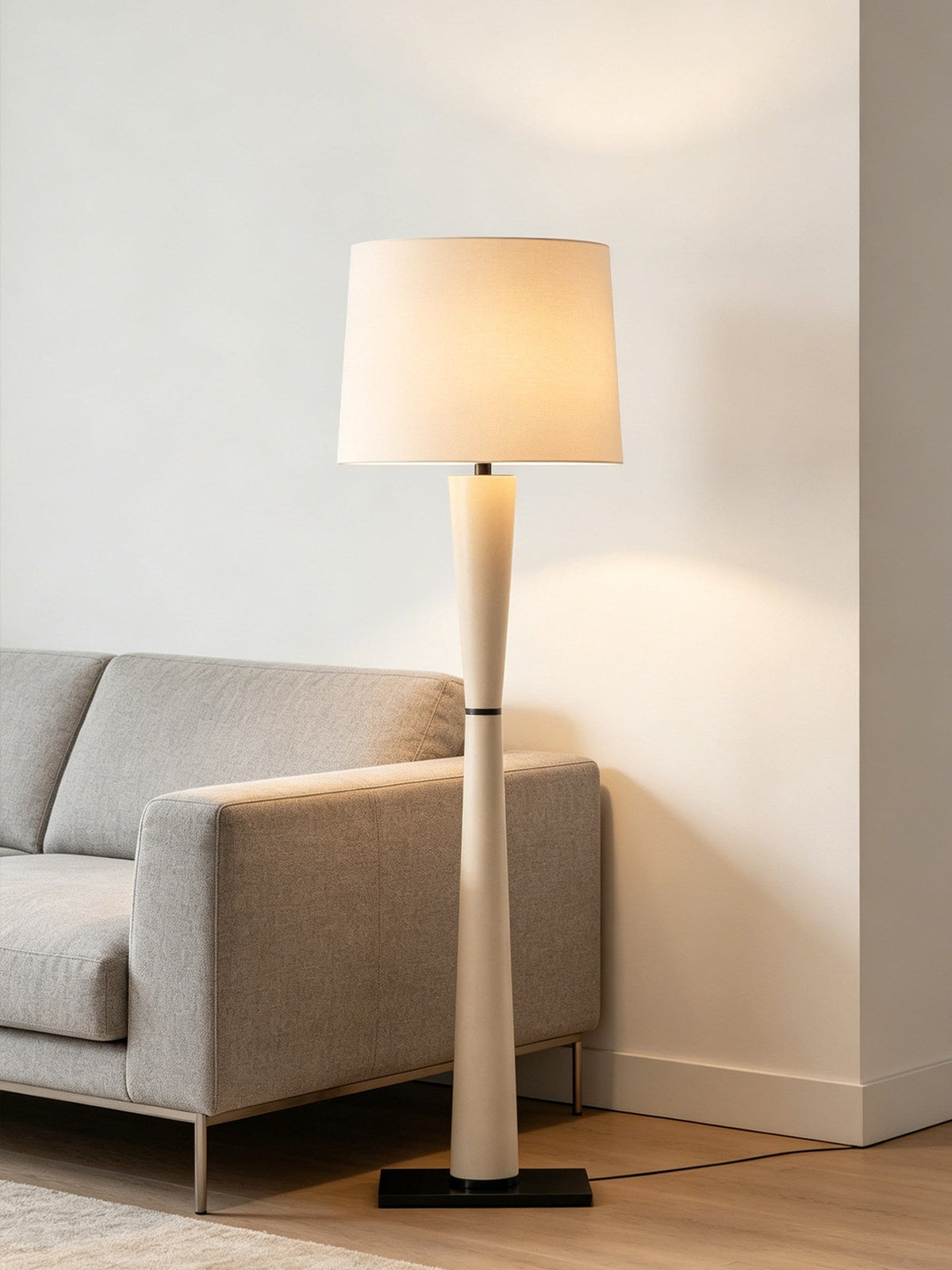Renenelia vloerlamp van leer