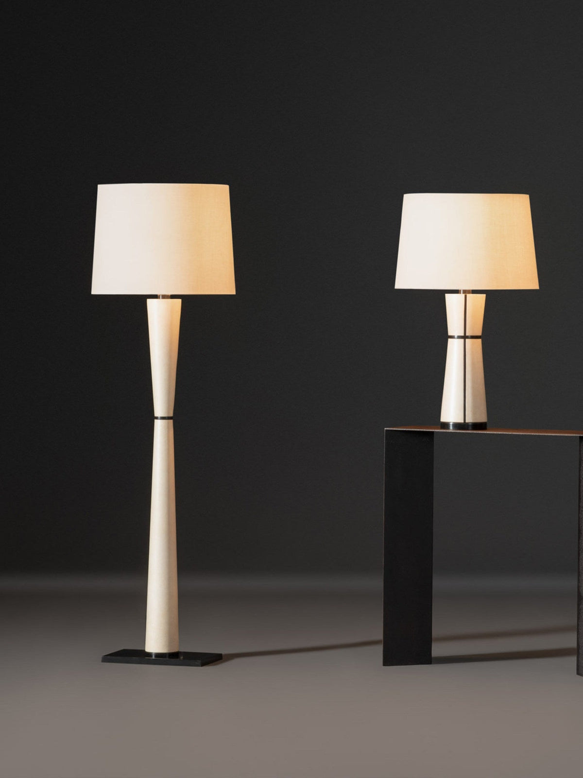 Renenelia vloerlamp van leer