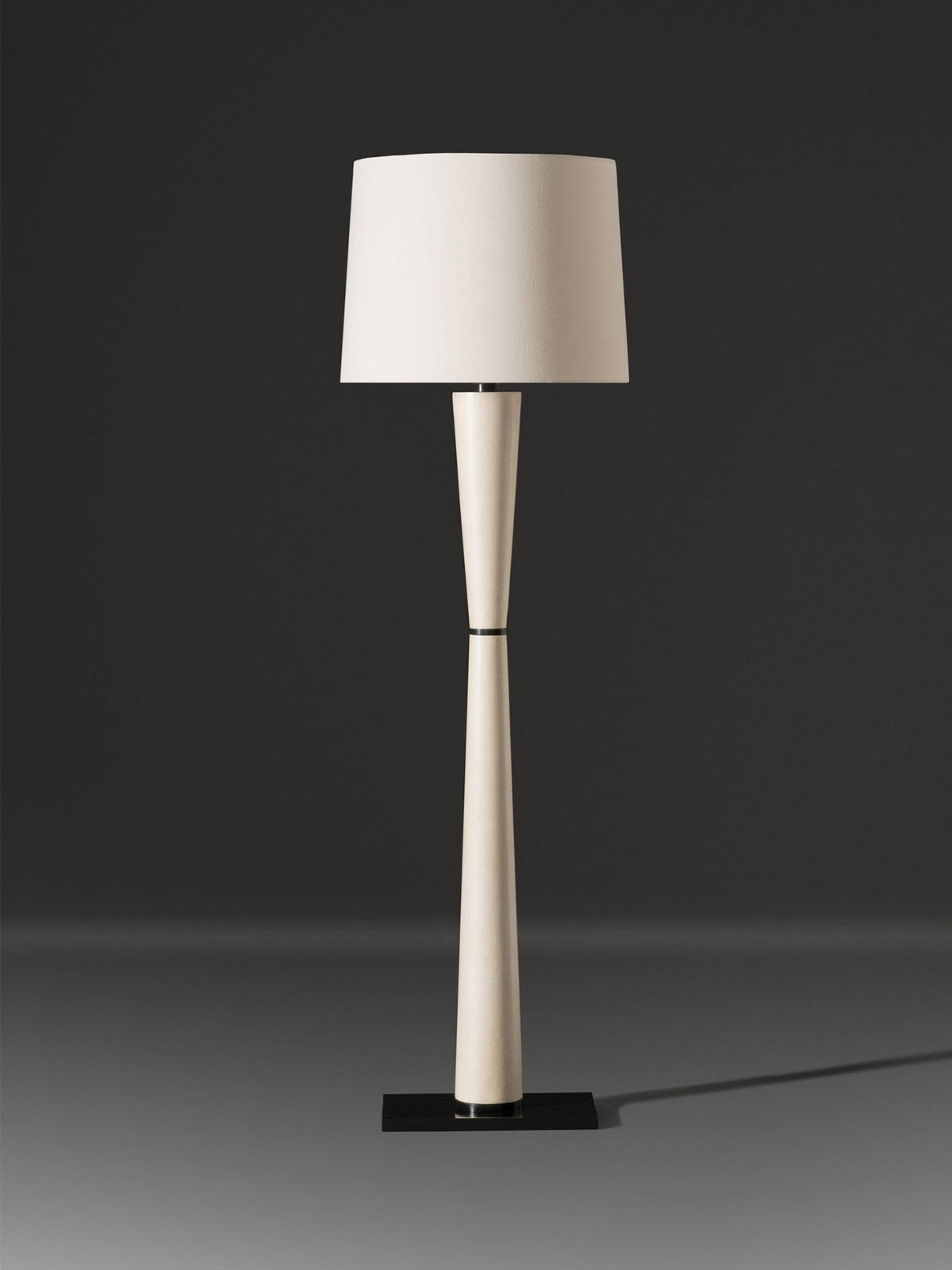 Renenelia vloerlamp van leer