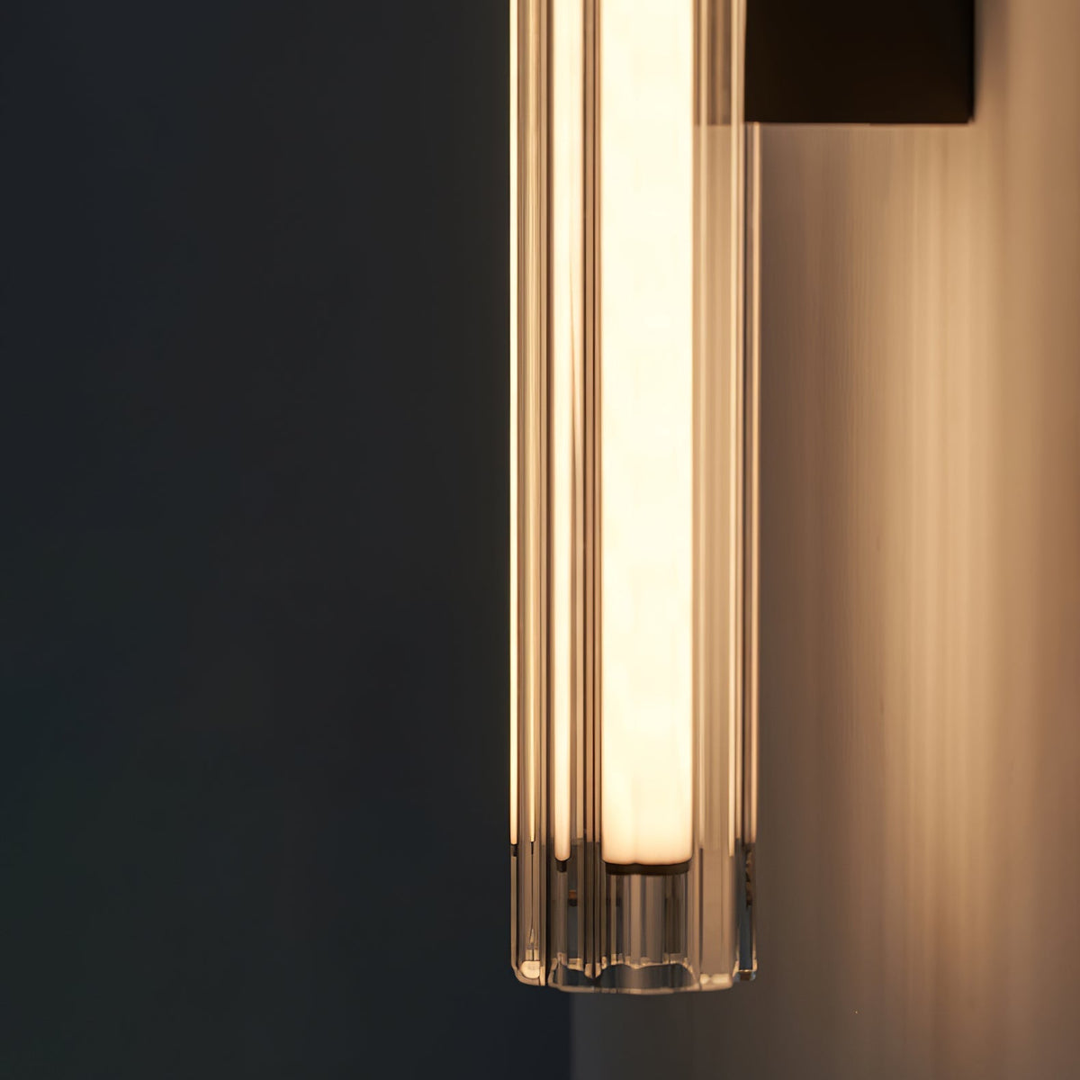 Corv wandlamp met glas in moderne stijl